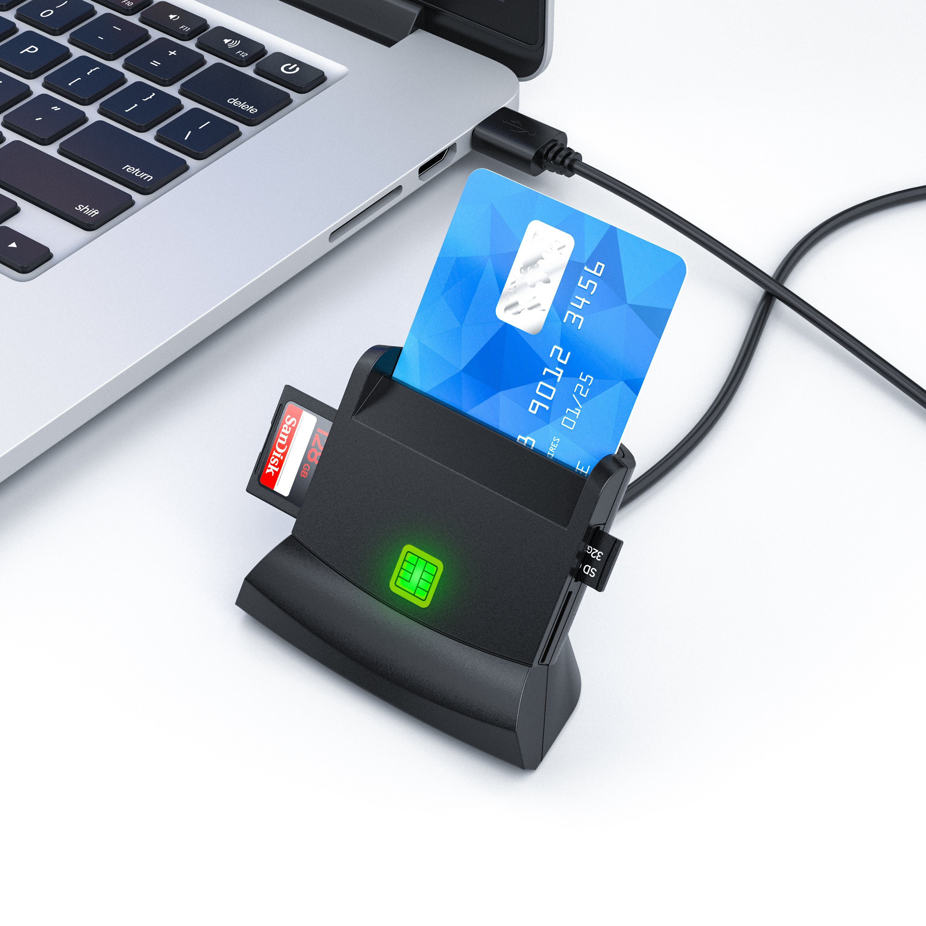 Ein schwarzer Kartenleser ist per USB mit einem Laptop verbunden, mit einer blauen Chipkarte und SD-Karten.