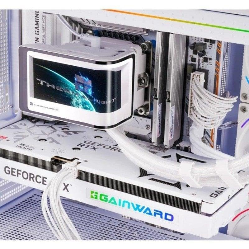Vista interior de un PC gaming blanco con tarjeta gráfica Gainward y refrigeración líquida Thermalright con pantalla.
