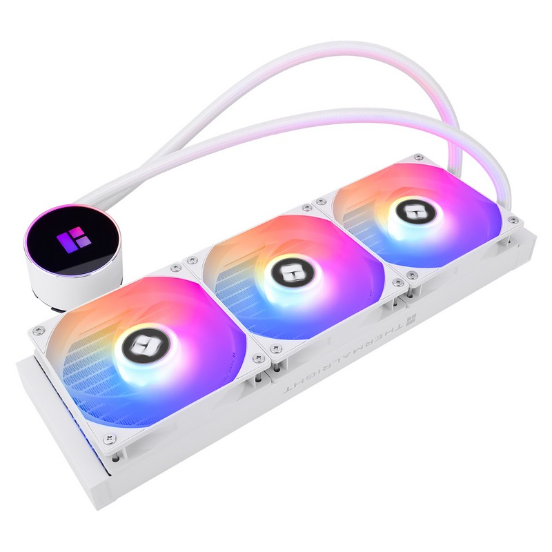 Un refrigerador líquido blanco con tres ventiladores RGB brillantes, bloque de bomba y tubos en fondo blanco.