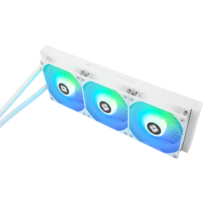 Un refrigerador de agua para PC blanco con tres ventiladores RGB iluminados y tubos conectados.
