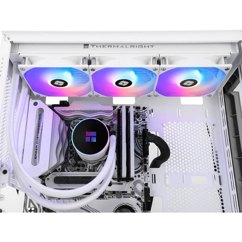 Interior de una caja de PC blanca con tres ventiladores RGB y refrigeración líquida en la placa base.