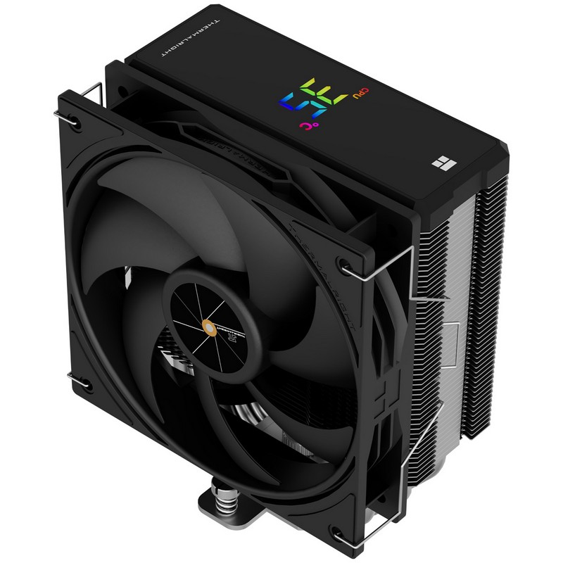 Disipador de CPU negro con un gran ventilador y pantalla digital de temperatura en la parte superior.