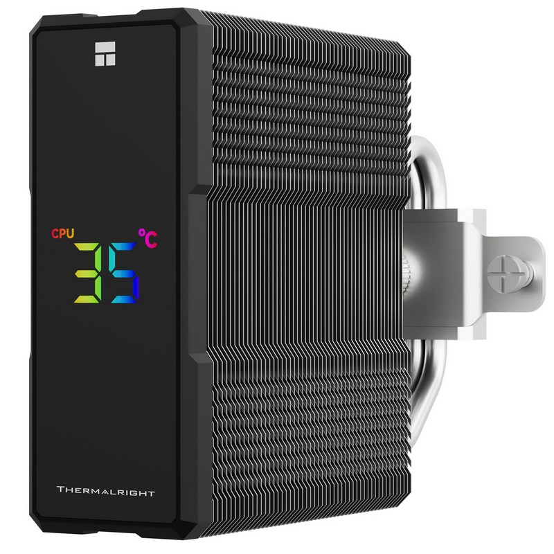 Disipador de CPU negro con pantalla que muestra 35 grados Celsius y tubos de calor plateados sobre fondo blanco.