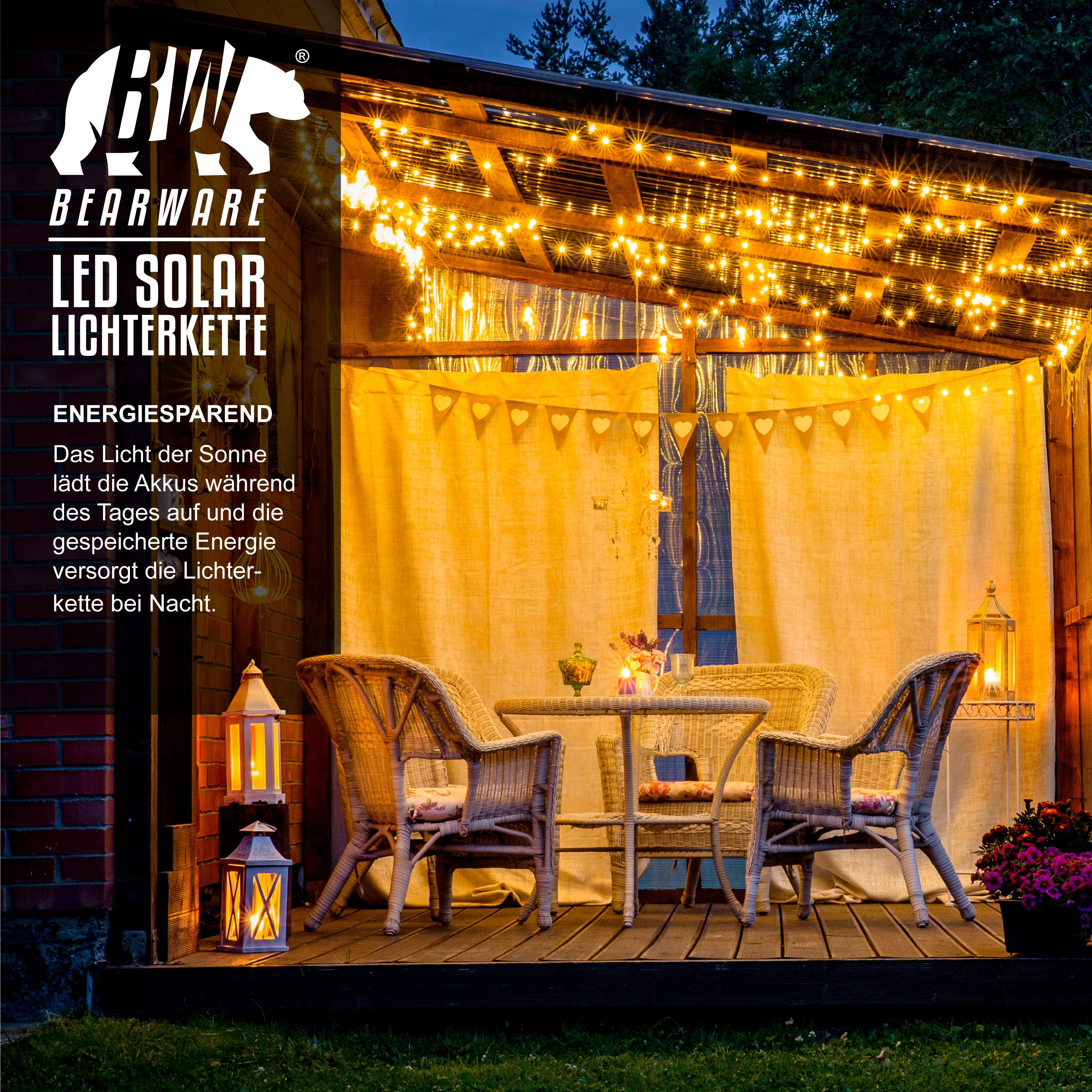 Beleuchtete Terrasse mit Rattandach, Stühlen, Tisch und Lichterketten im Dämmerlicht.