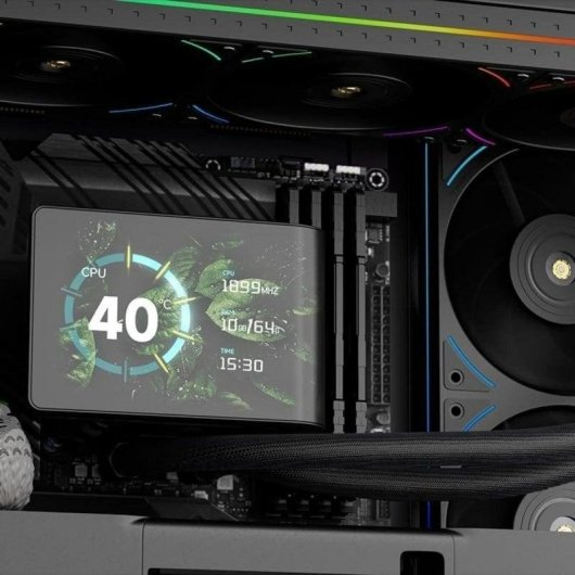 Interior de un PC gamer con bloque de agua para CPU y pantalla que muestra hojas verdes, 40°C y métricas del sistema.
