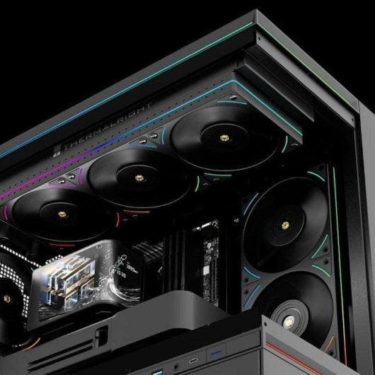Un interior de torre de computadora negra que muestra múltiples ventiladores, una pequeña pantalla LCD e iluminación RGB.