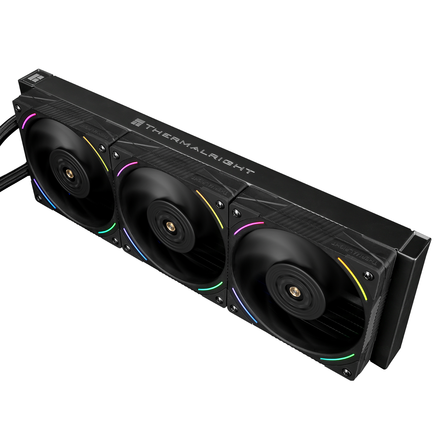 Un refrigerador líquido para CPU Thermalright negro con tres ventiladores iluminados sobre fondo blanco.