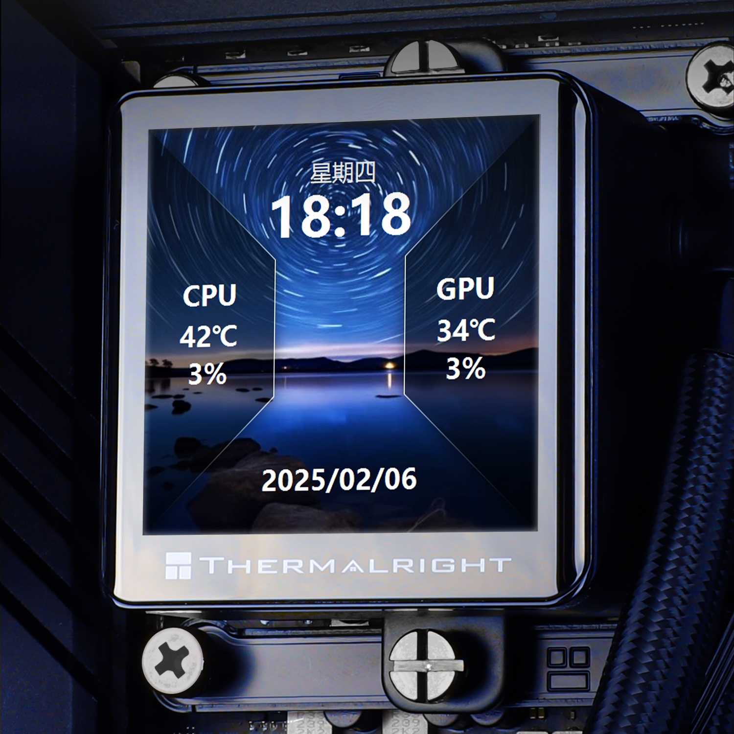 Pantalla de refrigerador de PC Thermalright que muestra hora, fecha y estado de CPU y GPU.