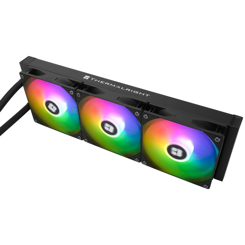 Un refrigerador líquido para CPU Thermalright negro con tres ventiladores RGB sobre fondo blanco.
