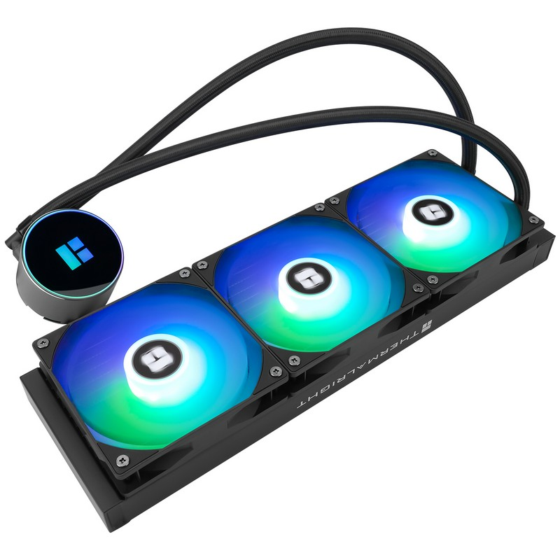 Un enfriador líquido para CPU negro con tres ventiladores RGB, un radiador y un bloque de bomba sobre fondo blanco.