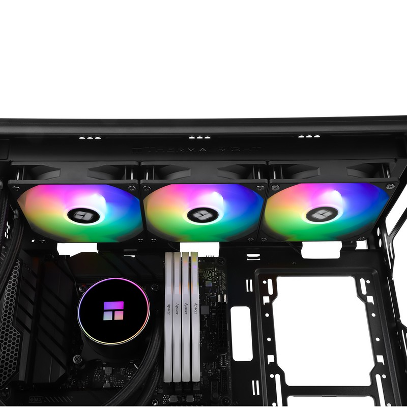 Vista interior de un gabinete de PC con tres ventiladores RGB arriba, un bloque de agua para CPU y cuatro memorias RAM.