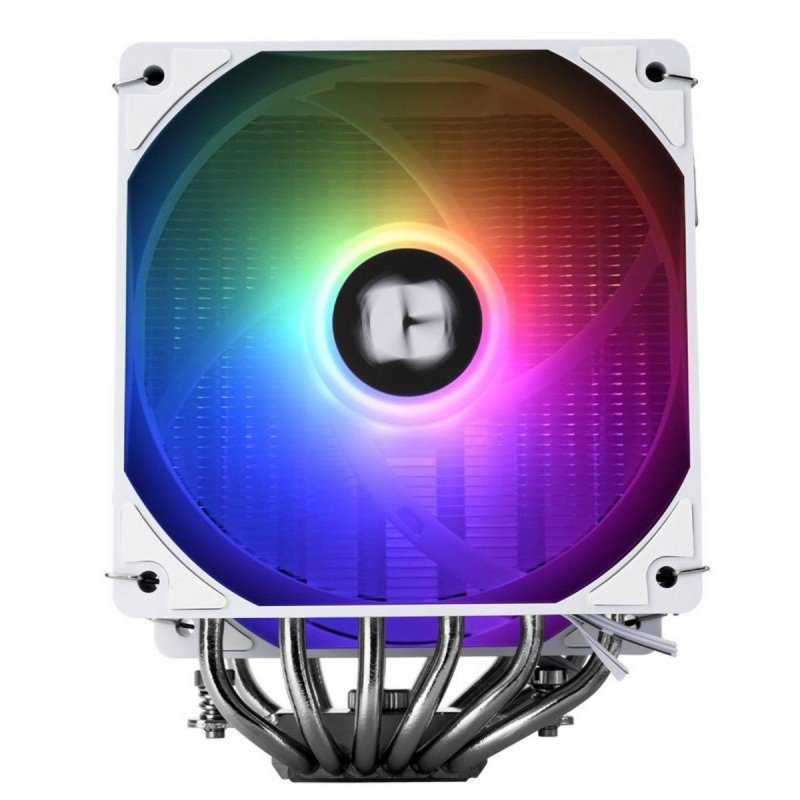 Un disipador de CPU blanco con ventilador RGB y tubos de calor plateados sobre fondo blanco.