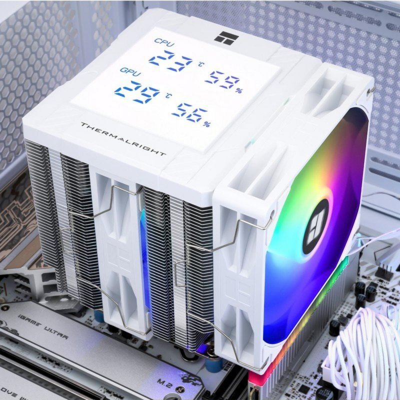 Un disipador de CPU Thermalright blanco con pantalla digital que muestra temperaturas y ventilador RGB.