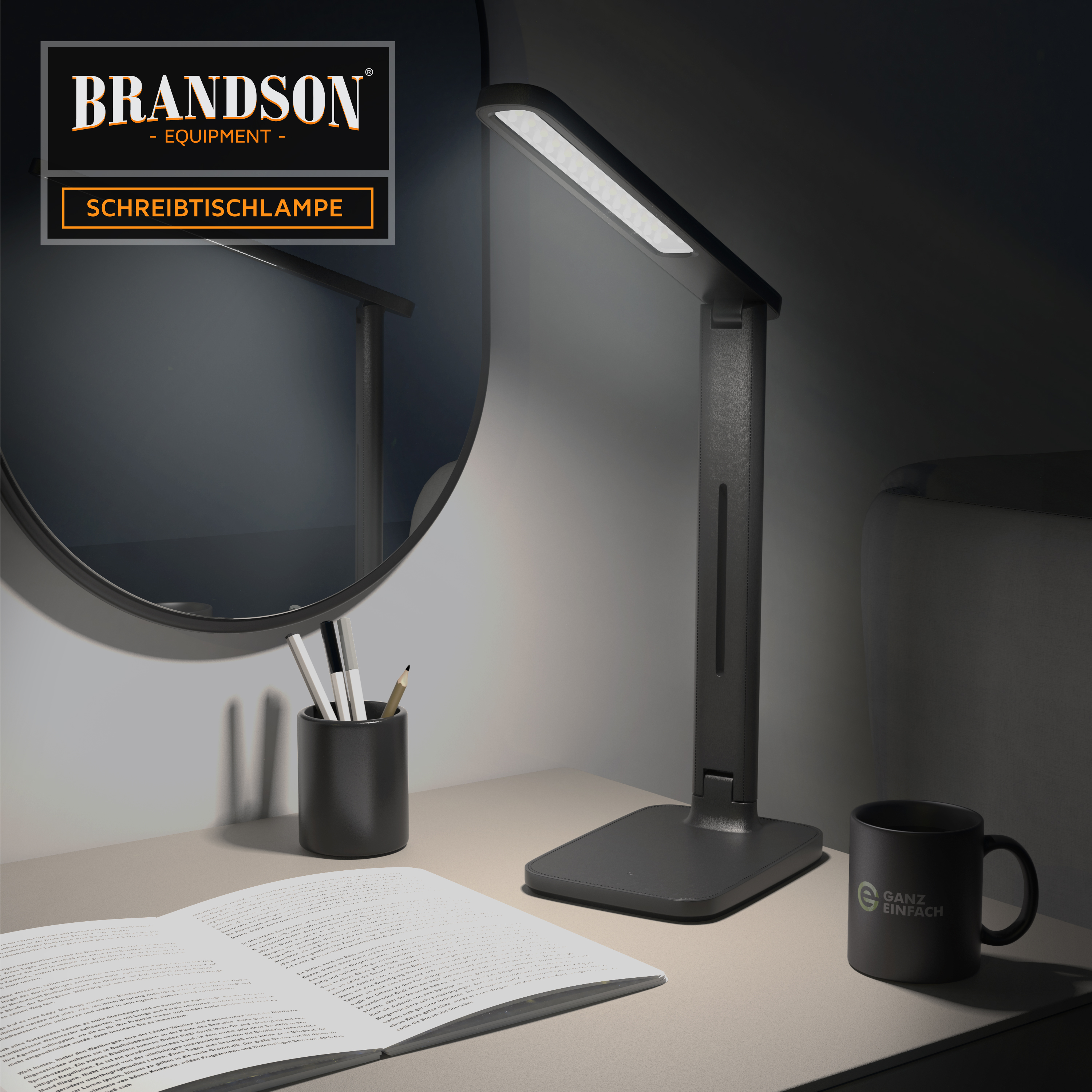 Eine schwarze Schreibtischlampe beleuchtet ein offenes Buch, eine Tasse und einen Stiftehalter auf einem Tisch.