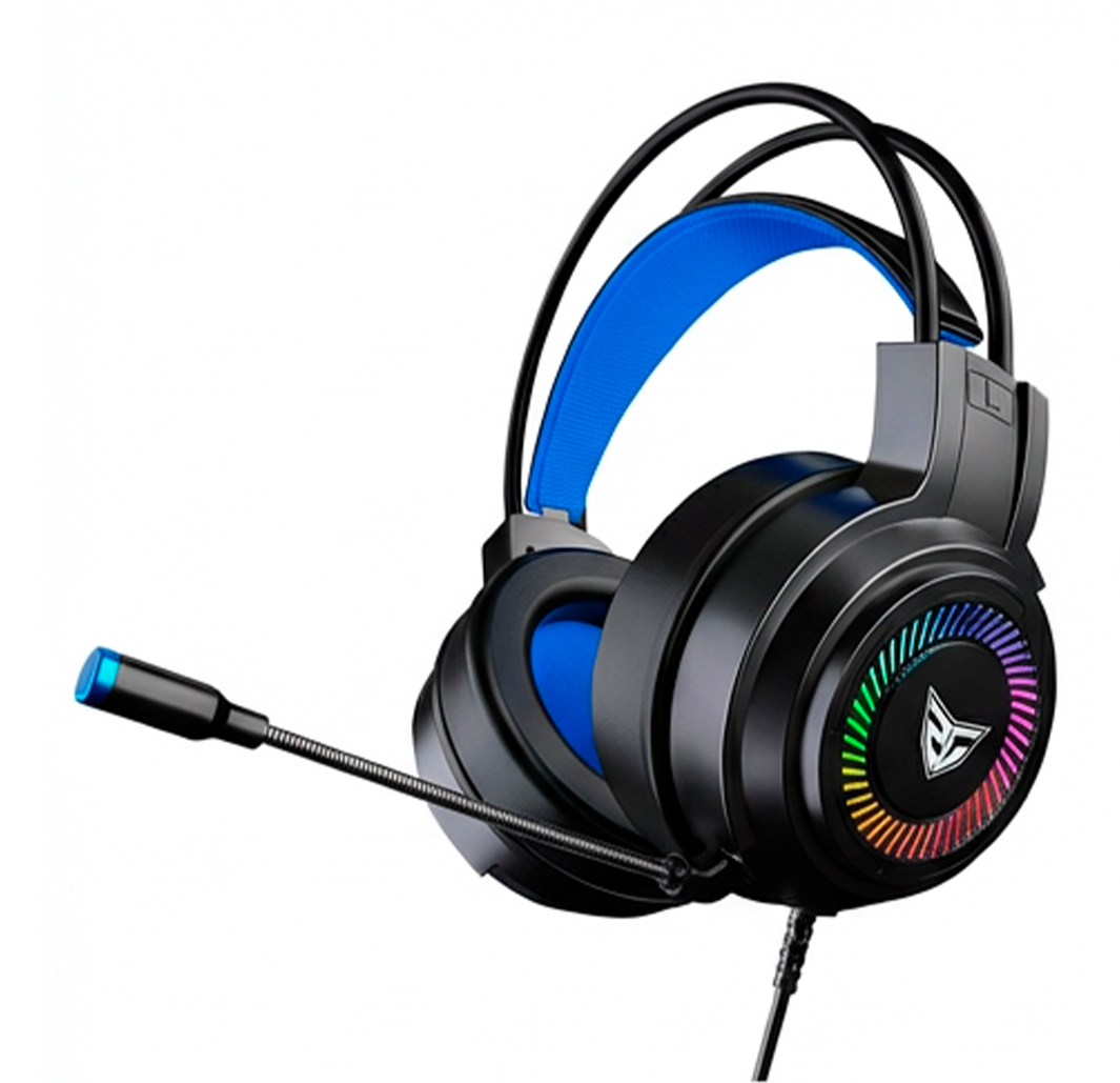 Auriculares gaming negros con diadema interior azul, iluminación RGB en las copas y micrófono sobre fondo blanco.