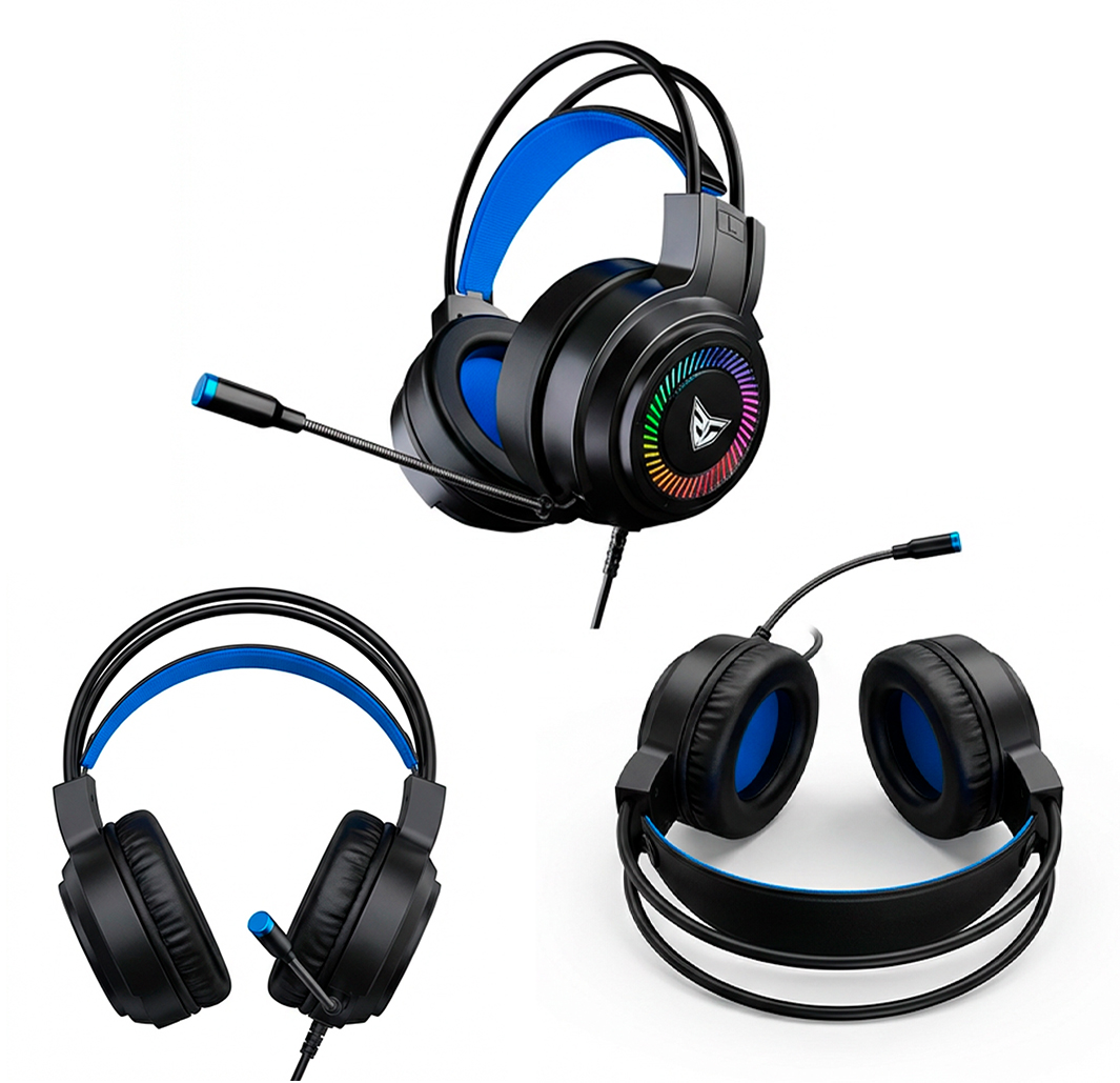 Tres ángulos de auriculares gaming negros con detalles azules, orejeras RGB y un micrófono en un fondo blanco.