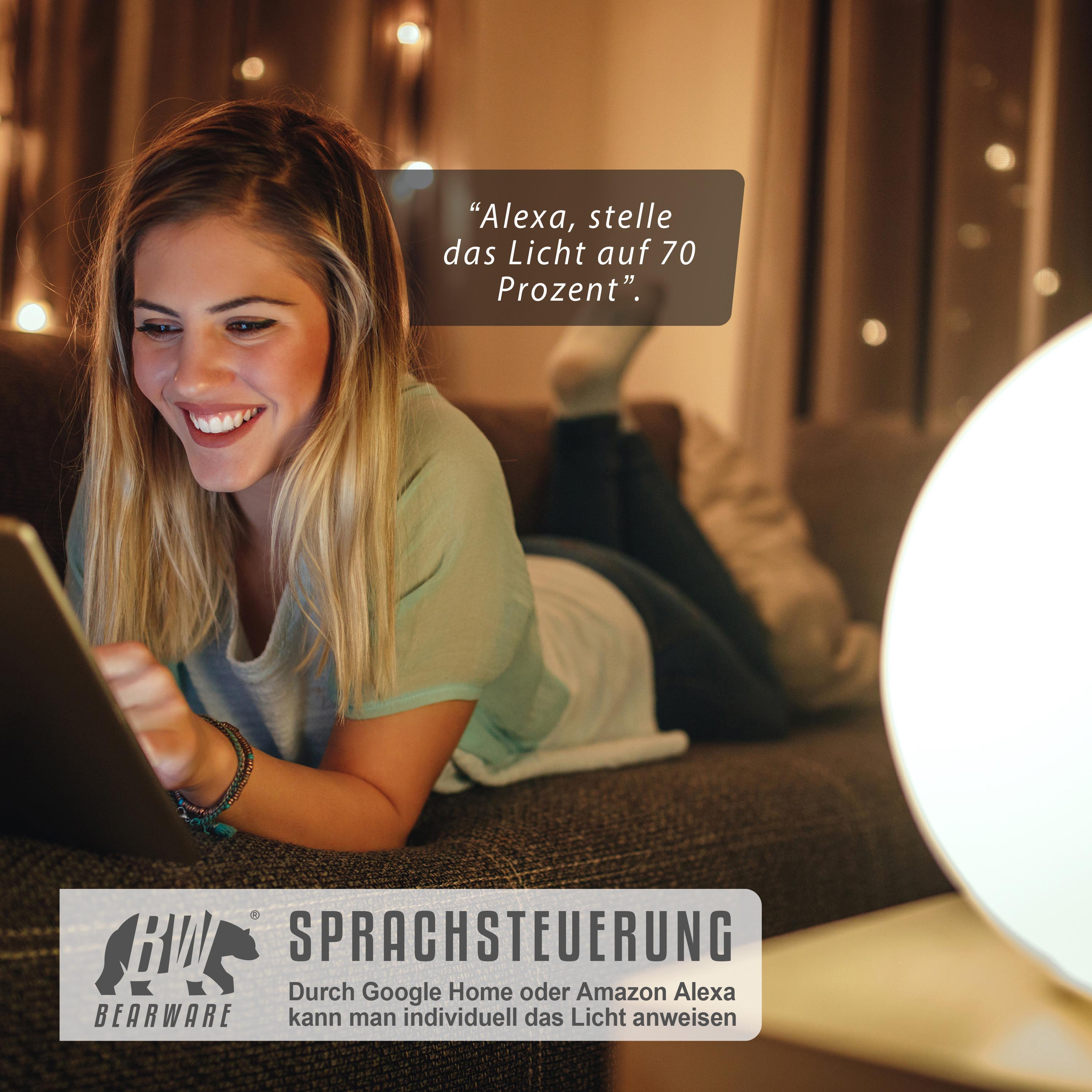Lächelnde Frau liegt auf Sofa und schaut Tablet mit Sprachsteuerungs-Sprechblase.