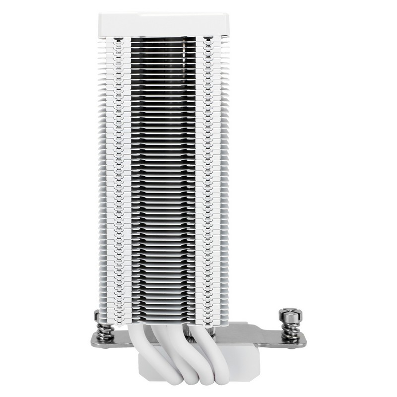 Un dissipatore CPU bianco con alette argentate e quattro tubi di calore bianchi su fondo bianco.