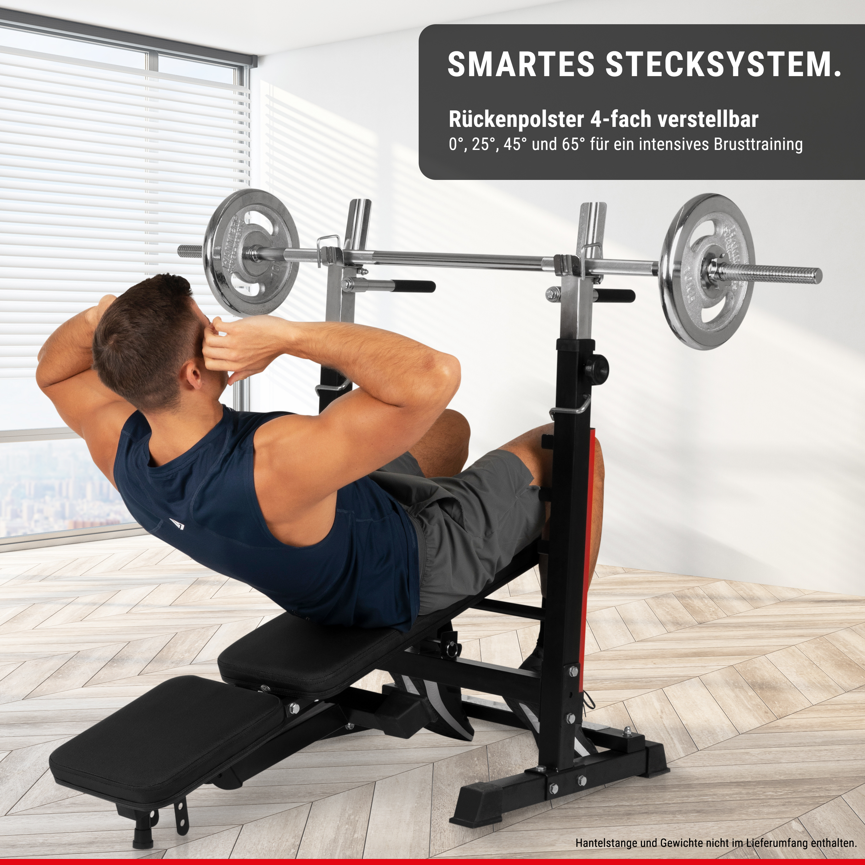 Ein Mann liegt auf einer verstellbaren Hantelbank und macht Sit-ups, im Hintergrund ein Fenster und Text.