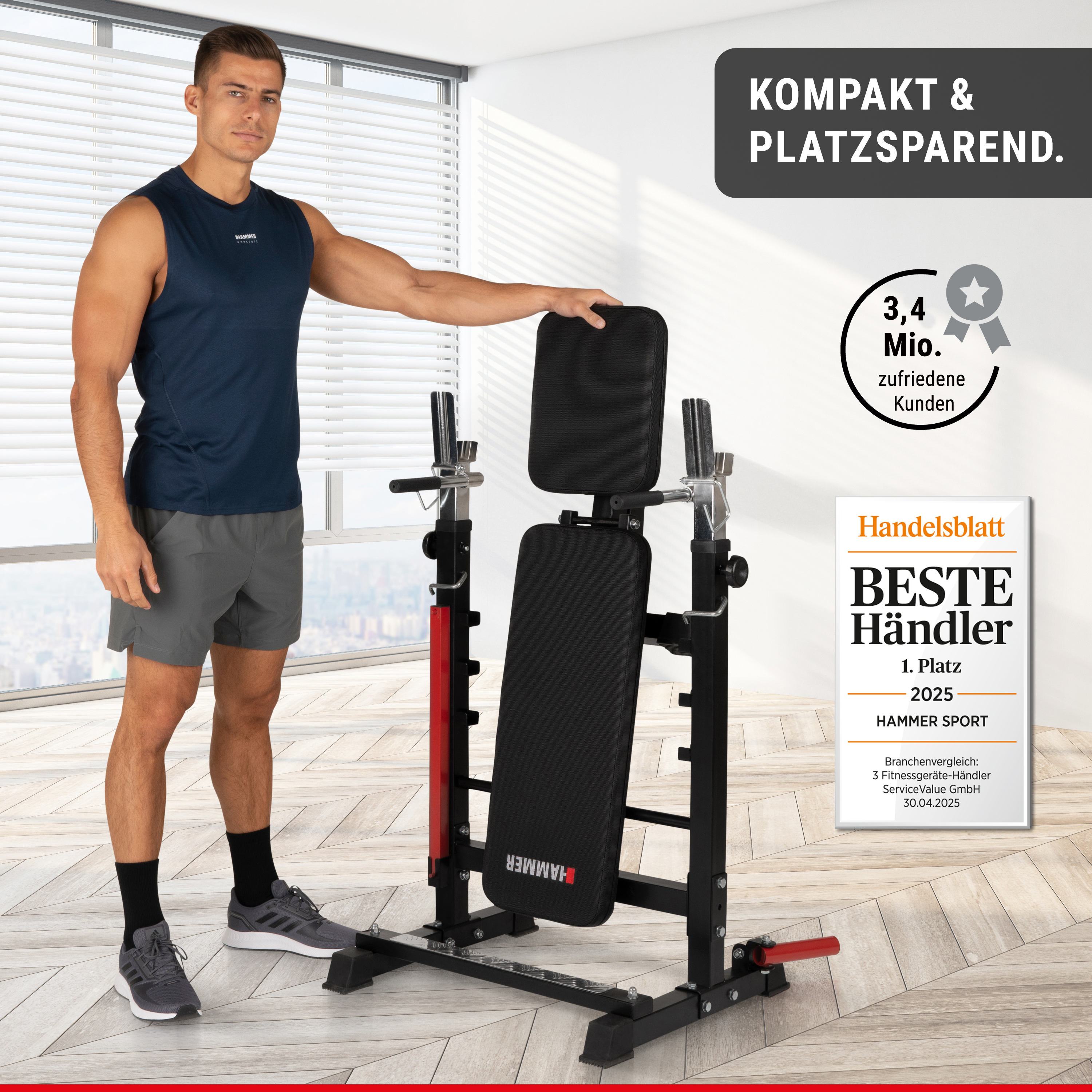 Ein Mann im blauen Tanktop steht neben einer kompakten Hantelbank in einem hellen Raum.