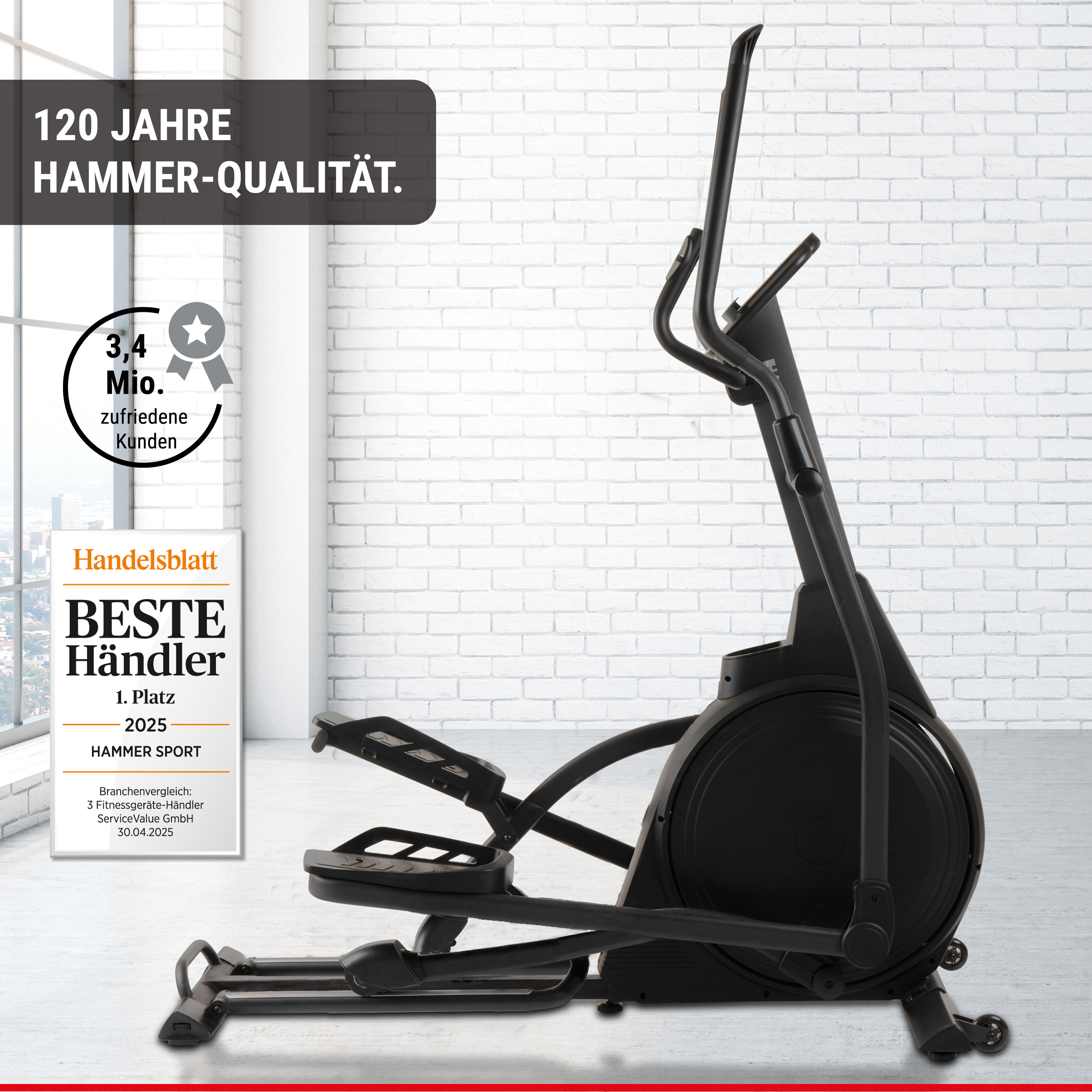 Schwarzer Crosstrainer vor weißer Backsteinwand mit Werbe- und Auszeichnungsgrafiken.