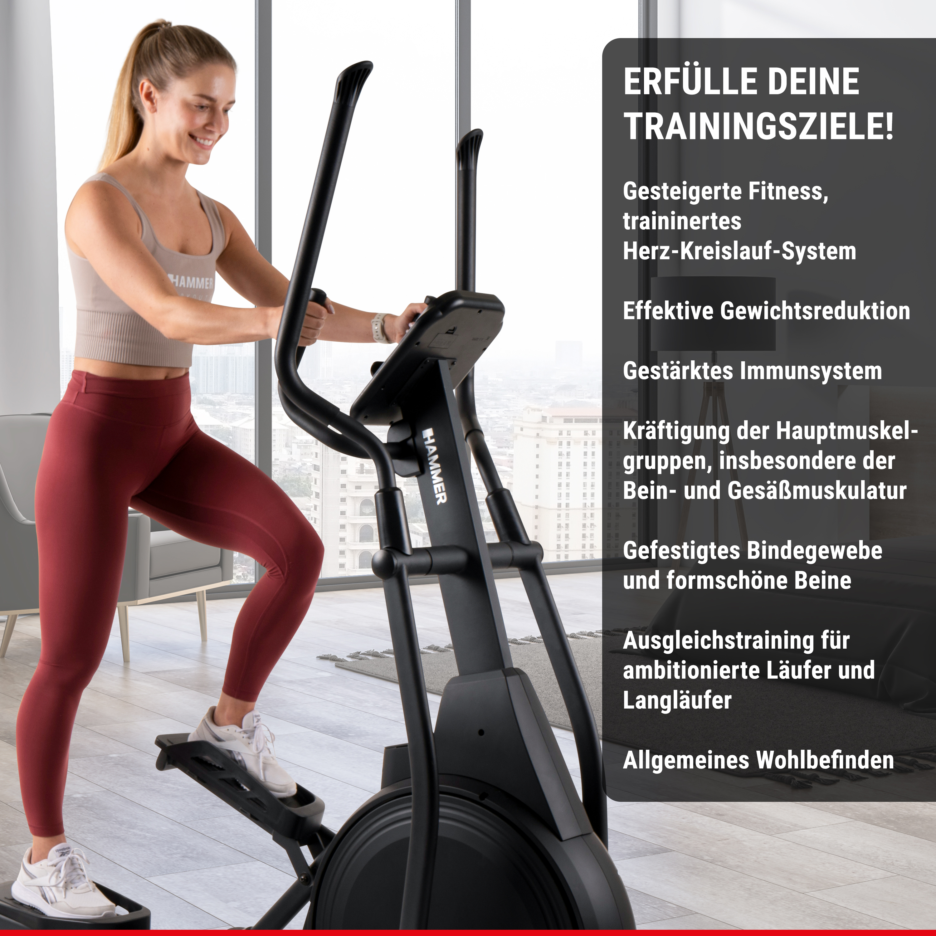 Eine Frau in Sportkleidung trainiert auf einem schwarzen Crosstrainer vor einem großen Fenster mit Stadtblick.