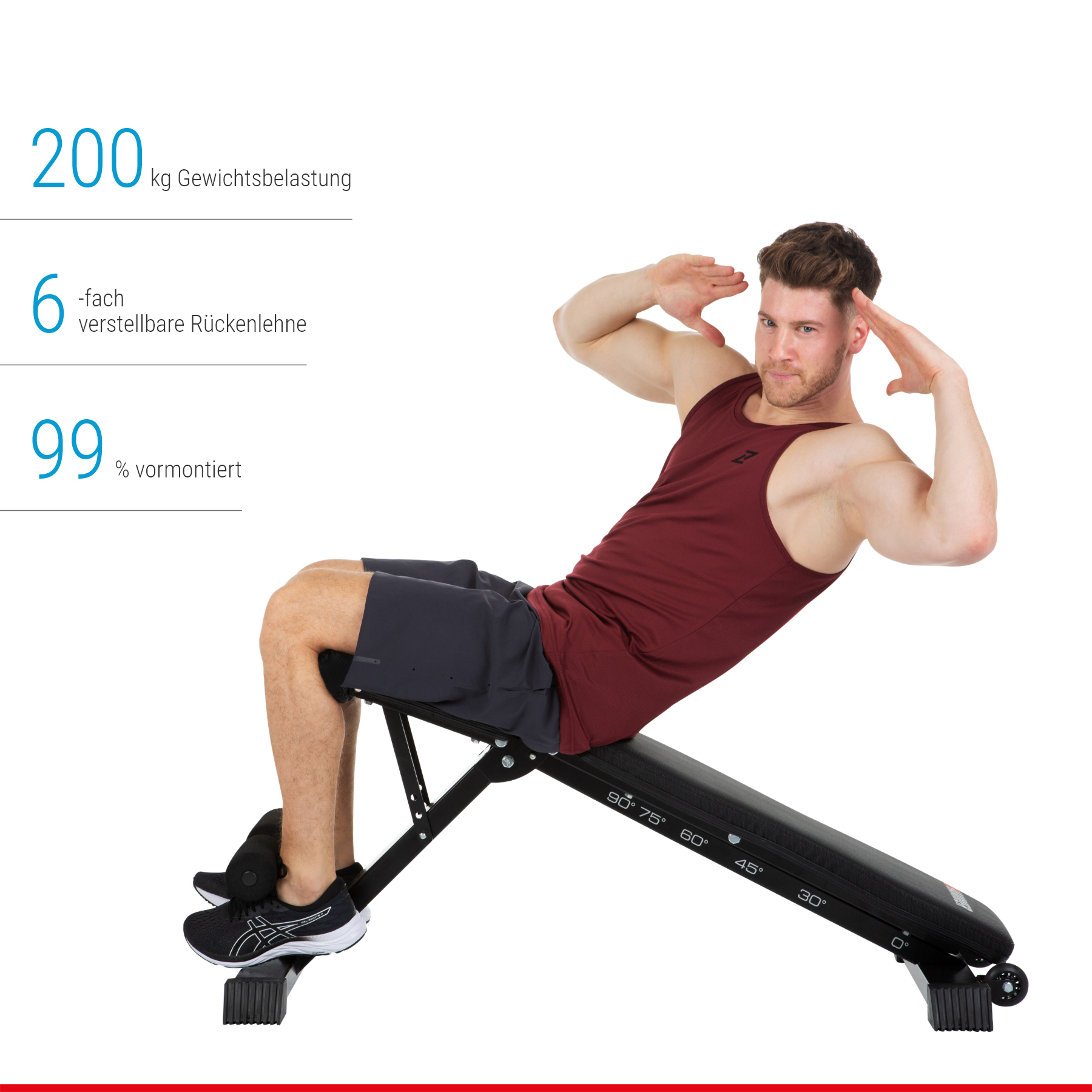 Ein Mann im bordeauxroten Tanktop macht Crunches auf einer Hantelbank.