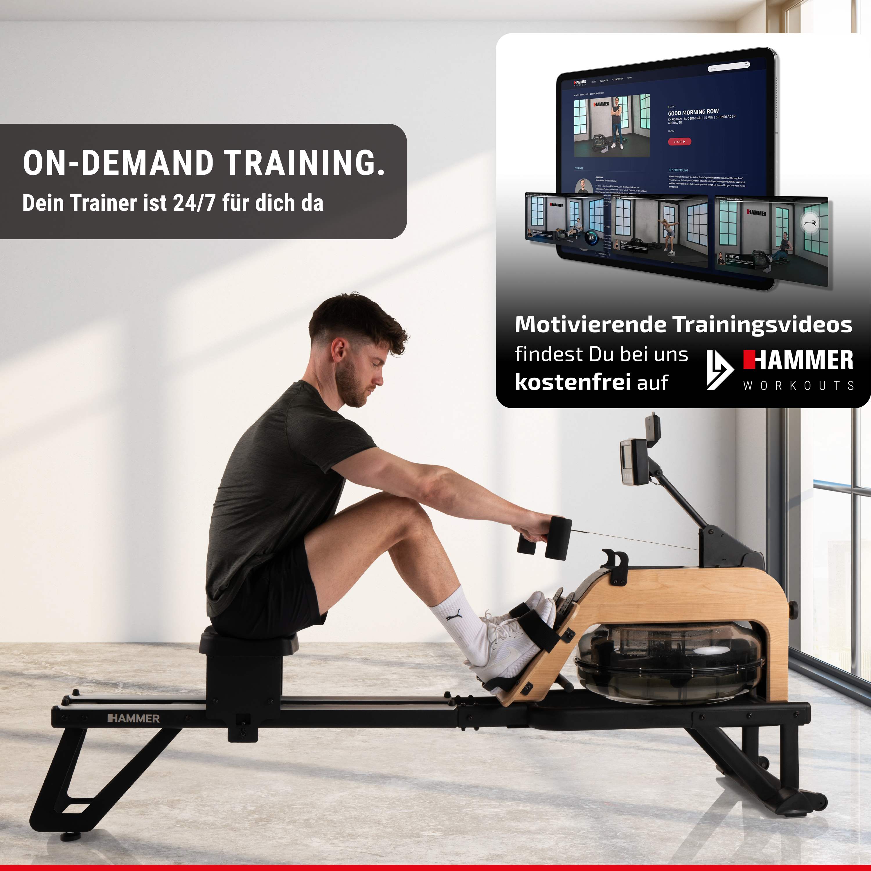 Ein Mann trainiert auf einem Holz-Wasserrudergerät. Oben rechts zeigt ein Tablet Trainingsvideos.