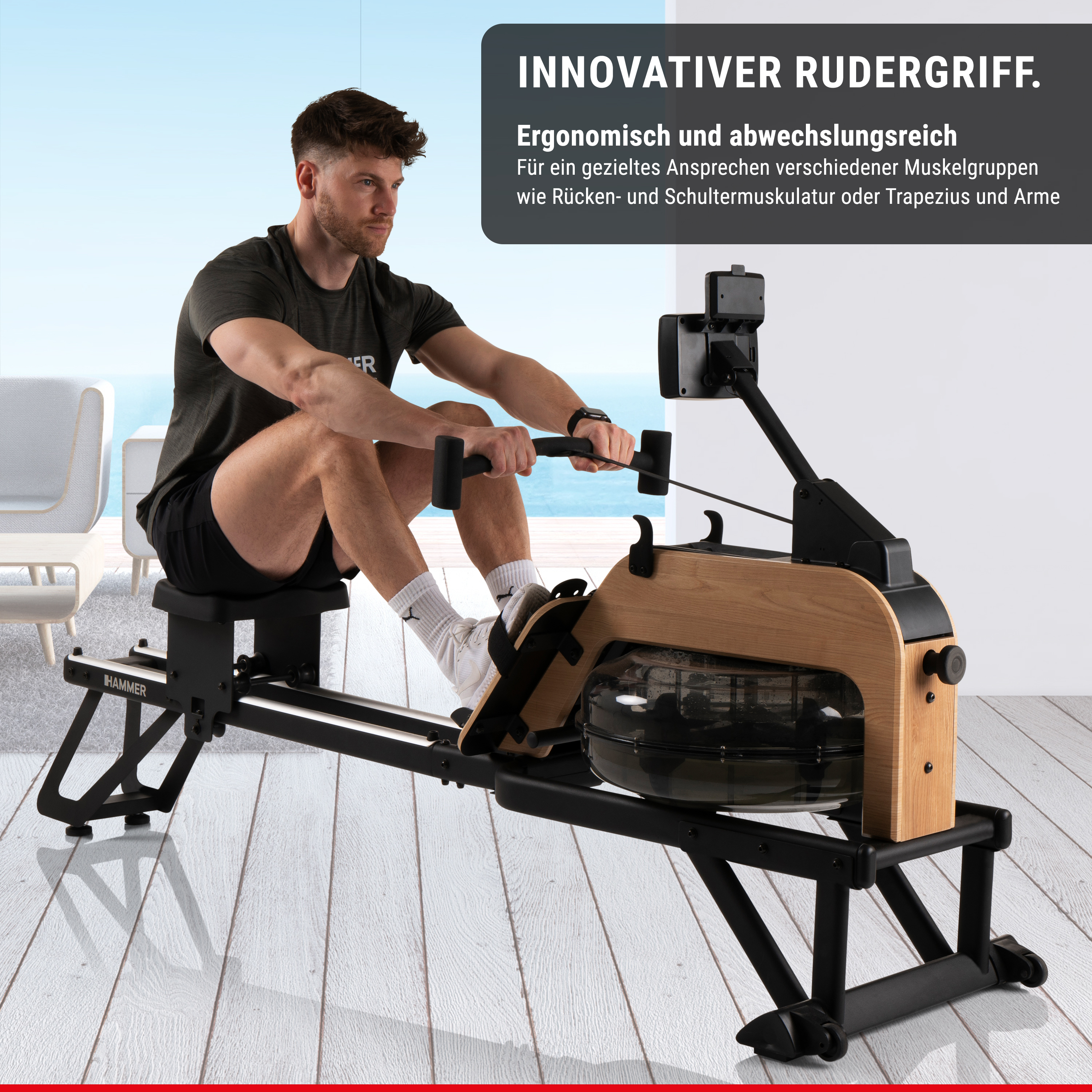 Ein Mann in Sportkleidung trainiert auf einem Wasser-Rudergerät in einem hellen Raum.
