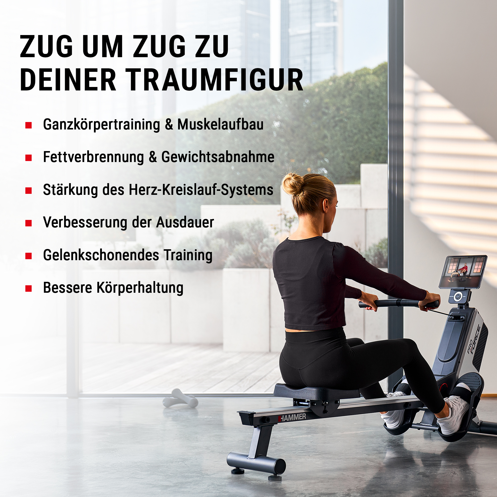 Eine Frau trainiert an einem schwarzen Rudergerät in einem hellen Raum mit deutschem Text links.