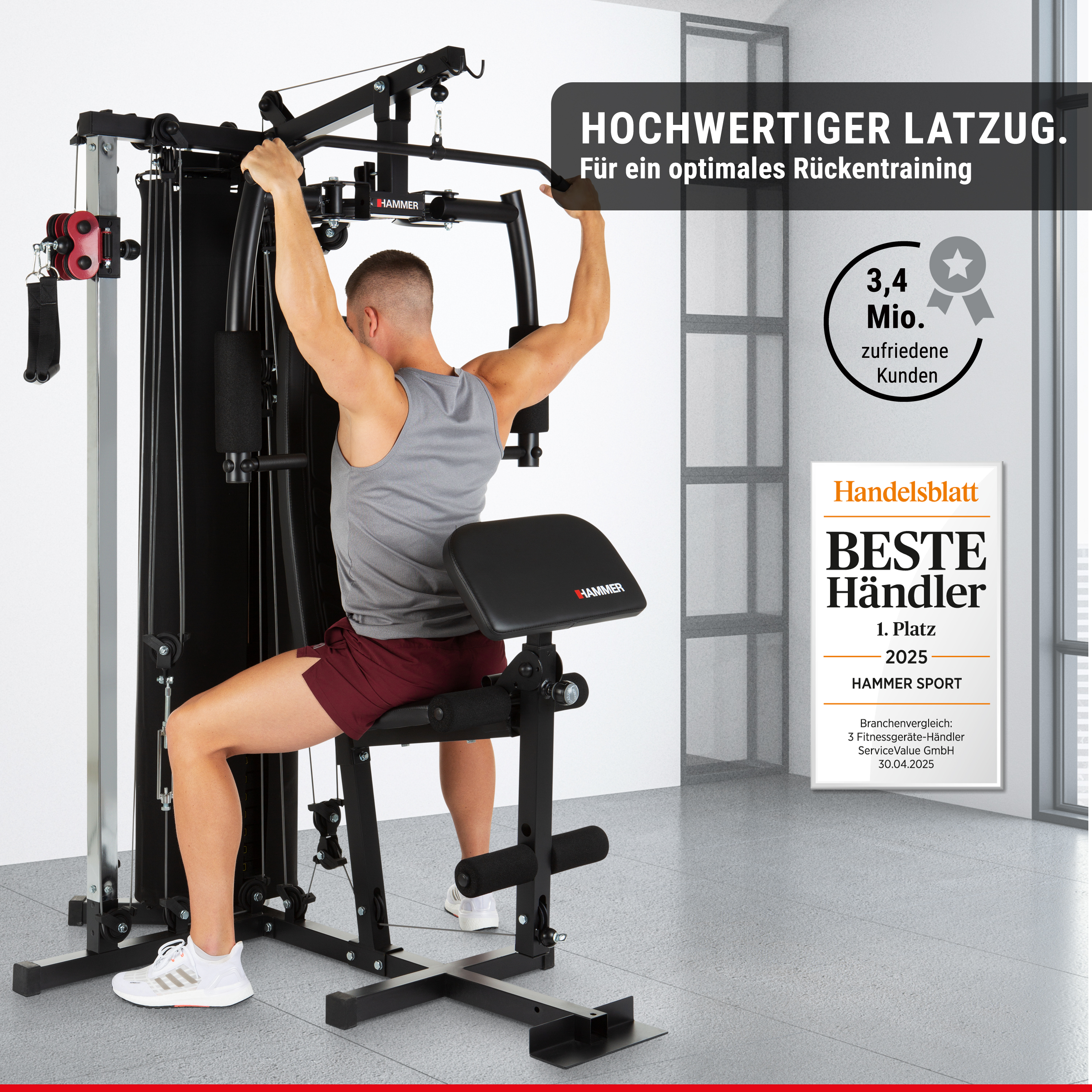 Ein Mann trainiert an einer schwarzen Latzugstation in einem modernen Raum, mit Werbetexten und Auszeichnungen.