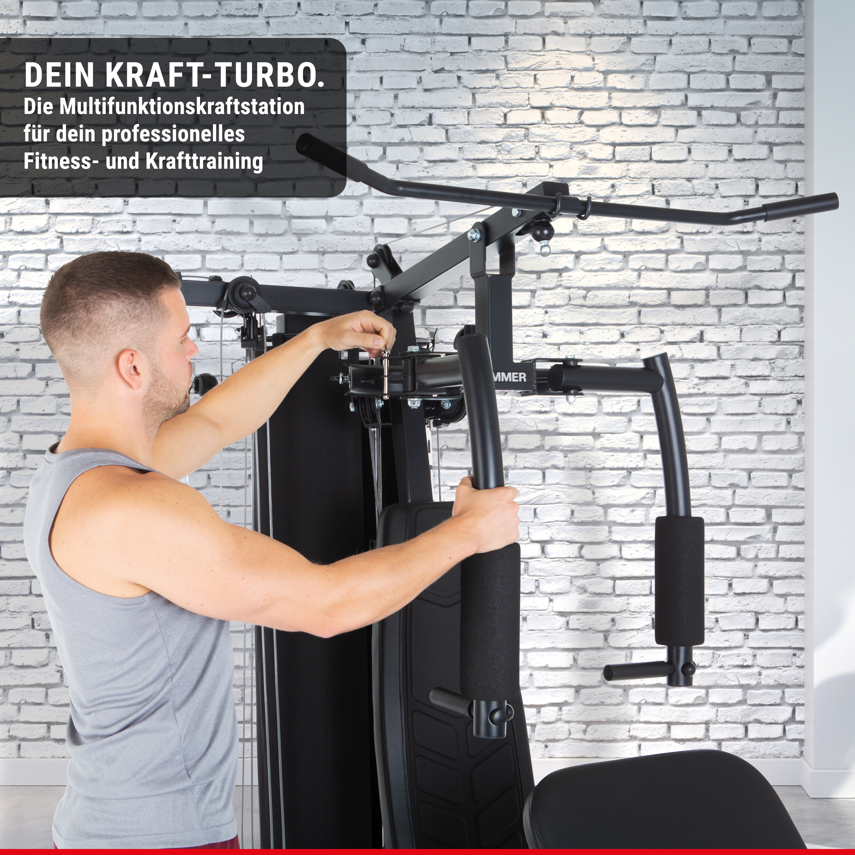 Ein Mann im grauen Tanktop stellt das Gewicht an einer schwarzen Multifunktionskraftstation ein.