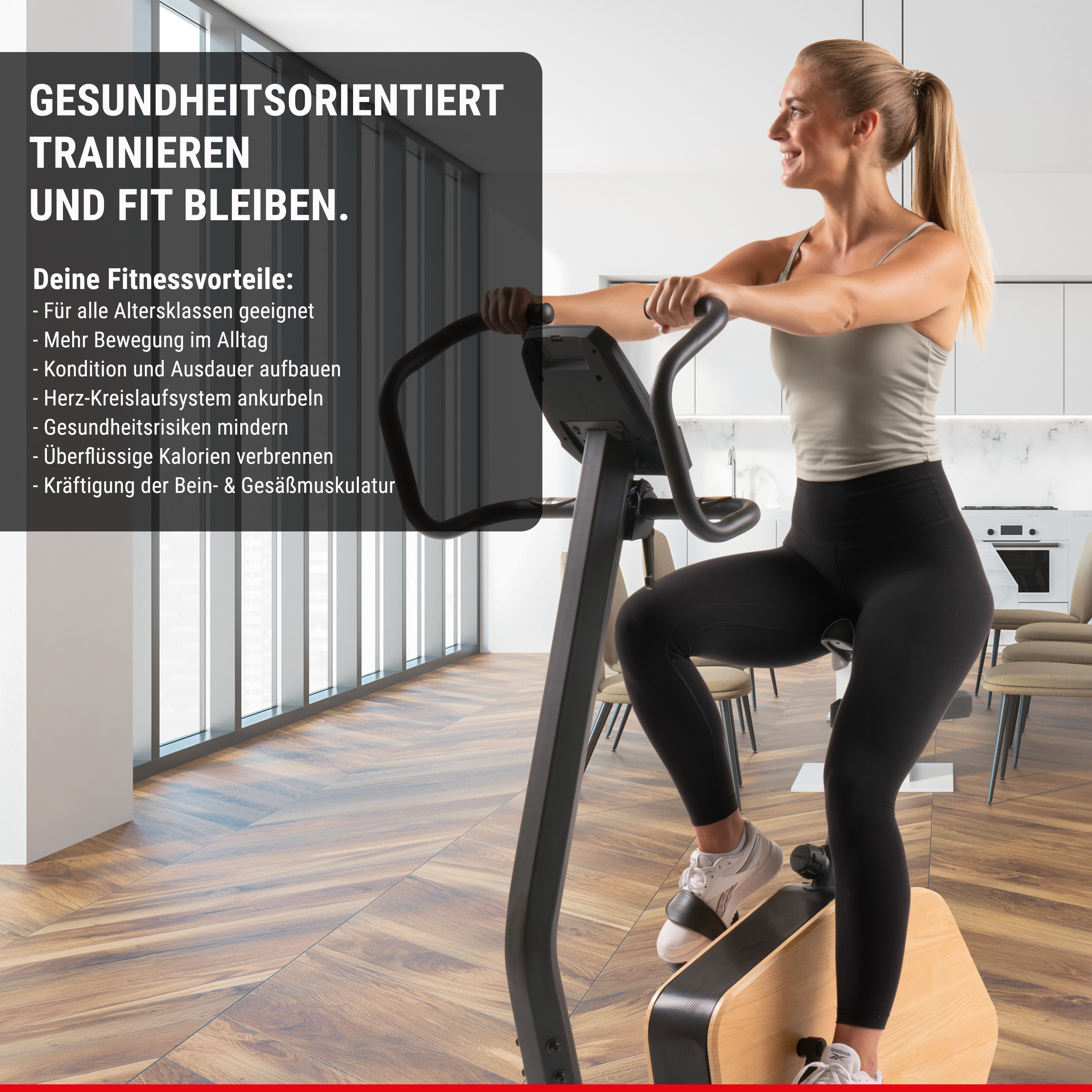 Eine blonde Frau trainiert lächelnd auf einem schwarzen Heimtrainer in einem hellen Raum.