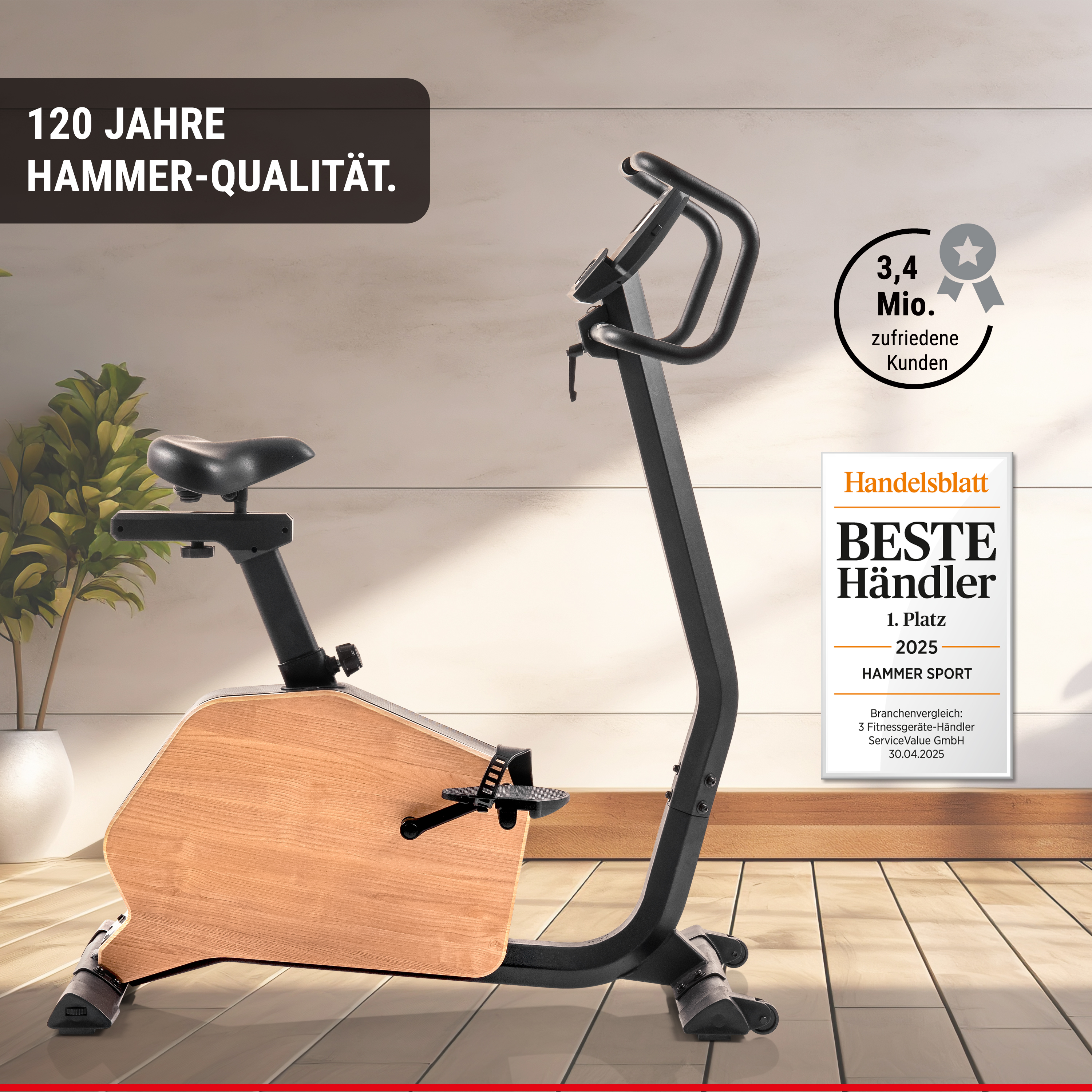 Ein schwarzes Heimtrainer mit Holzverkleidung steht auf hellem Holzboden vor einer Wand mit Textgrafiken.