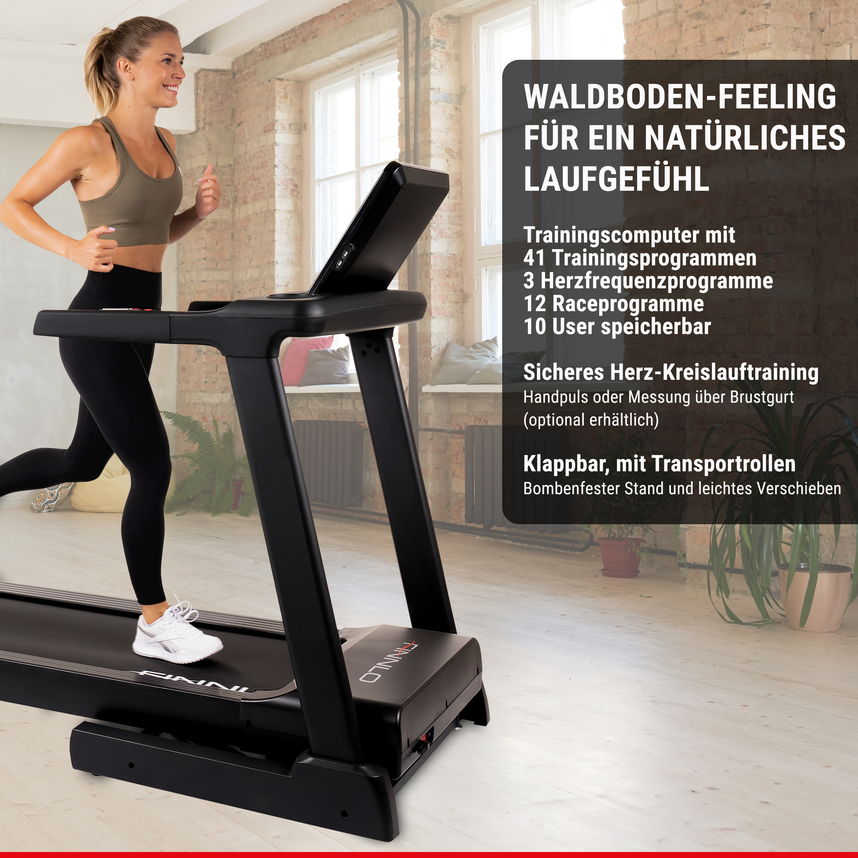 Eine lächelnde Frau läuft auf einem schwarzen Laufband in einem hellen Raum mit Backsteinwänden.