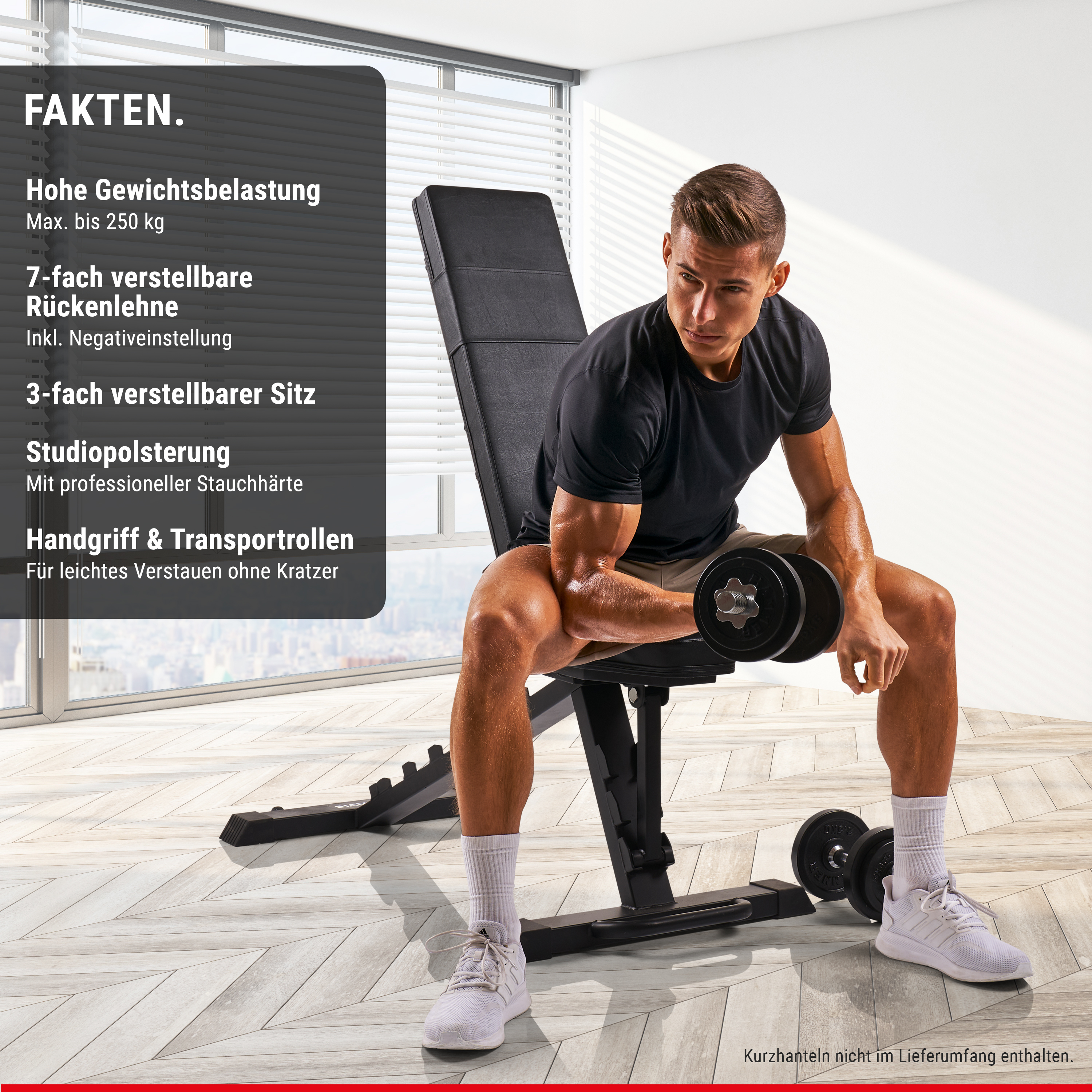 Ein Mann sitzt auf einer schwarzen Hantelbank und trainiert mit einer Hantel in einem Raum mit großem Fenster.