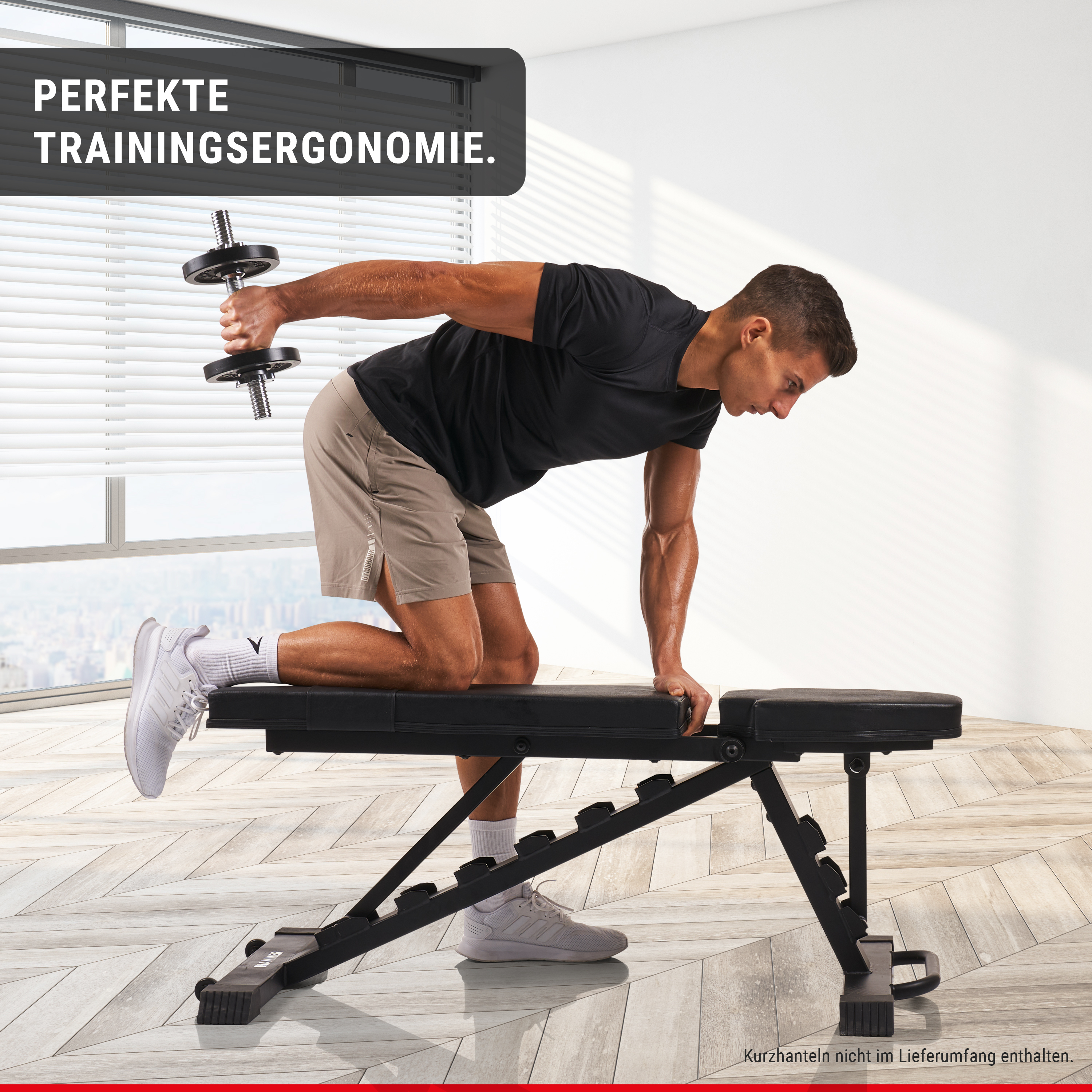 Ein Mann trainiert im Fitnessstudio mit einer Hantel auf einer Schrägbank.