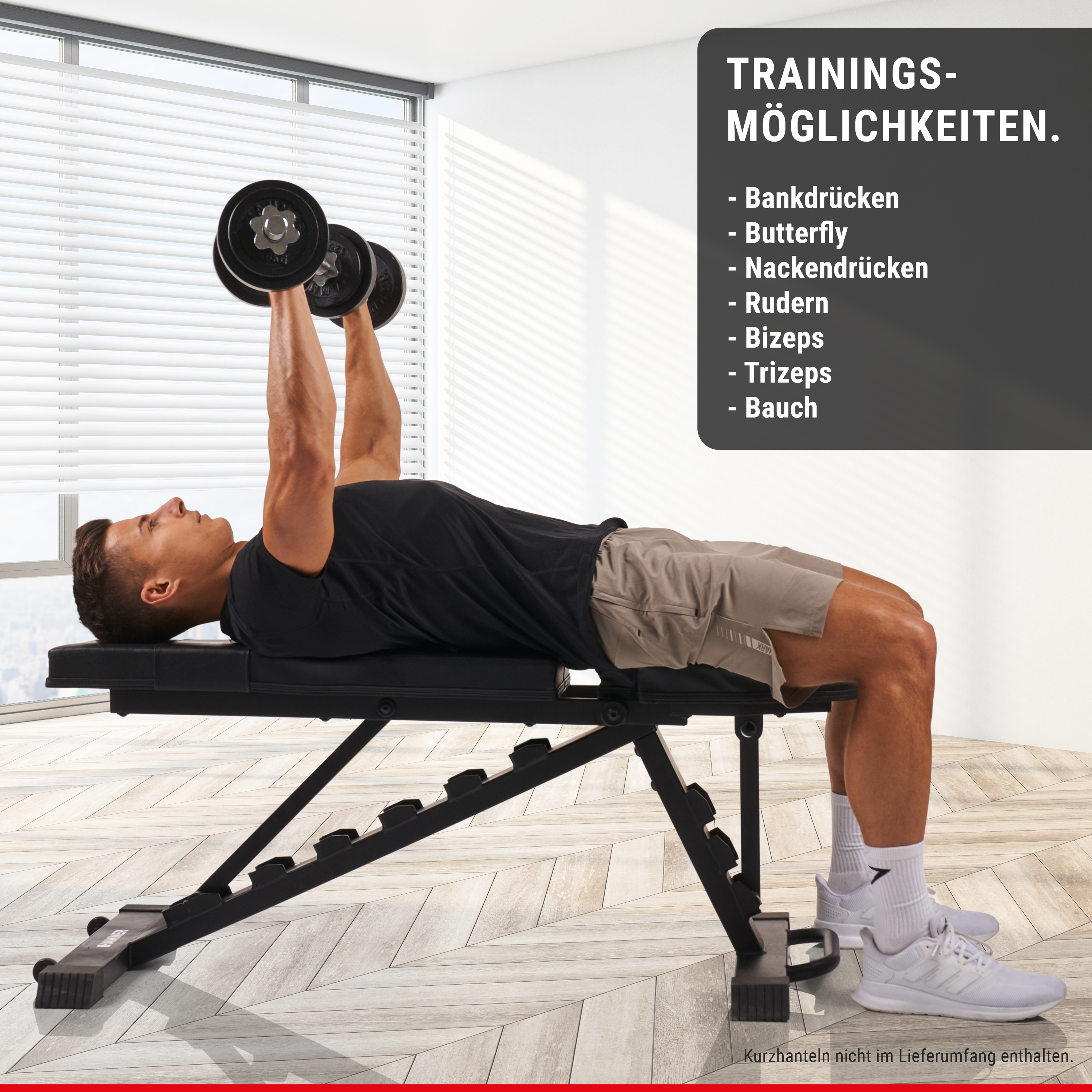Ein Mann liegt auf einer Trainingsbank und hebt Hanteln in die Höhe, neben einer Texttafel.