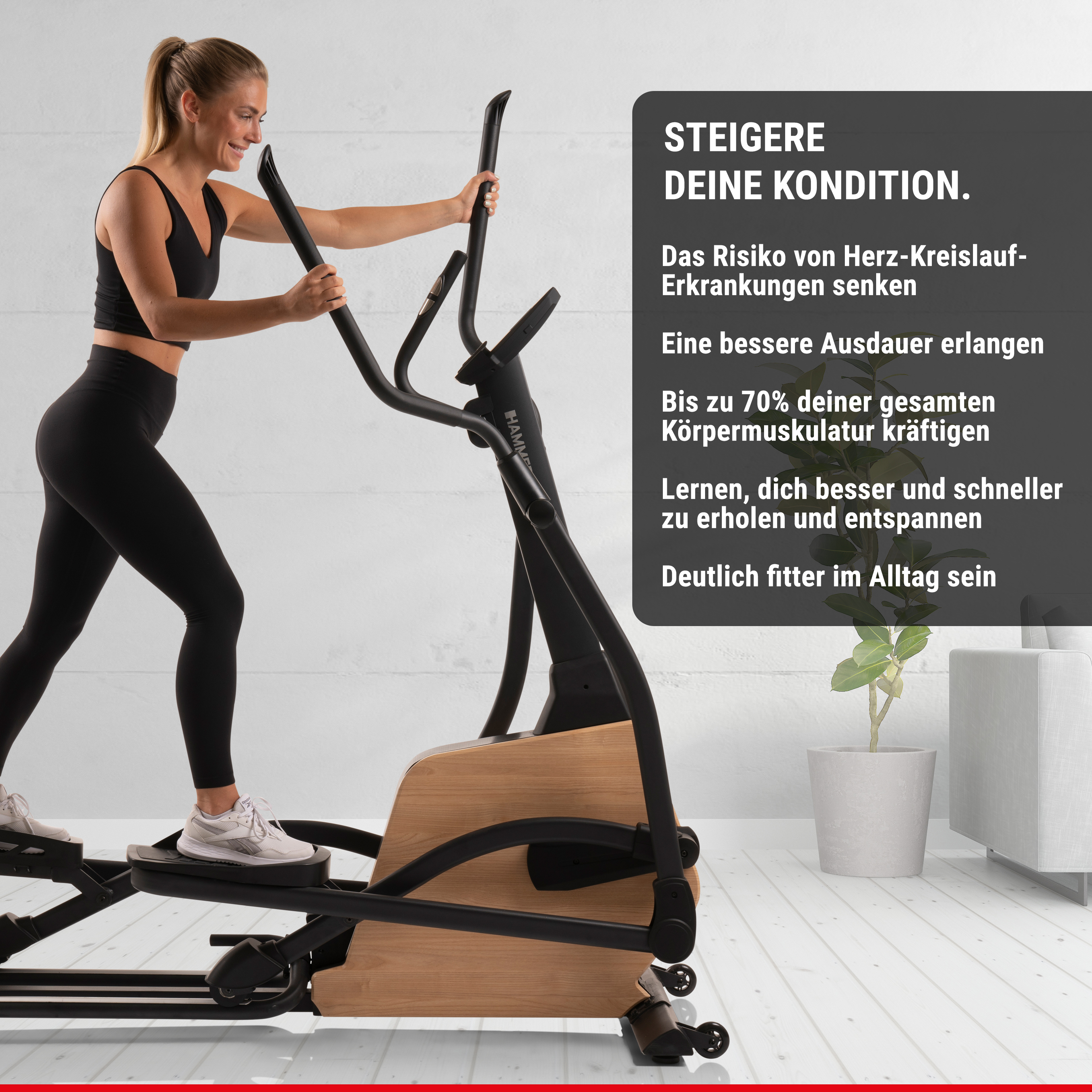 Eine blonde Frau in schwarzer Sportkleidung trainiert auf einem Ellipsentrainer mit hölzernen Akzenten.