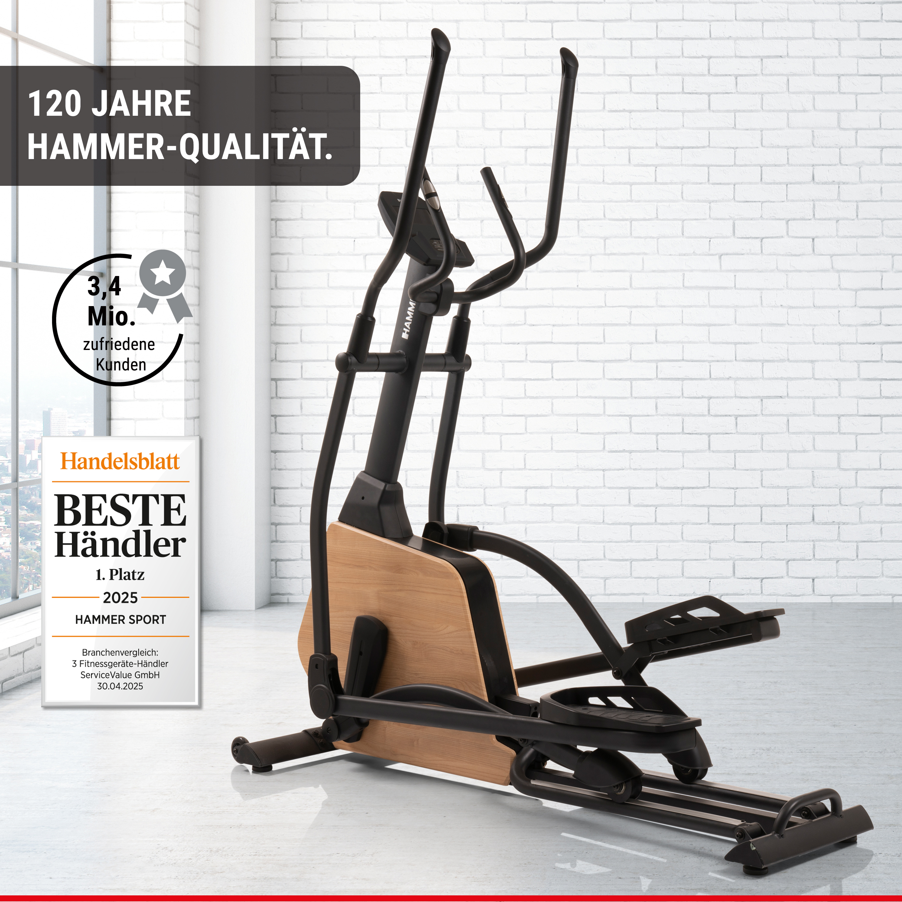 Ein schwarzer Crosstrainer mit Holzakzenten steht vor einer weißen Backsteinwand.