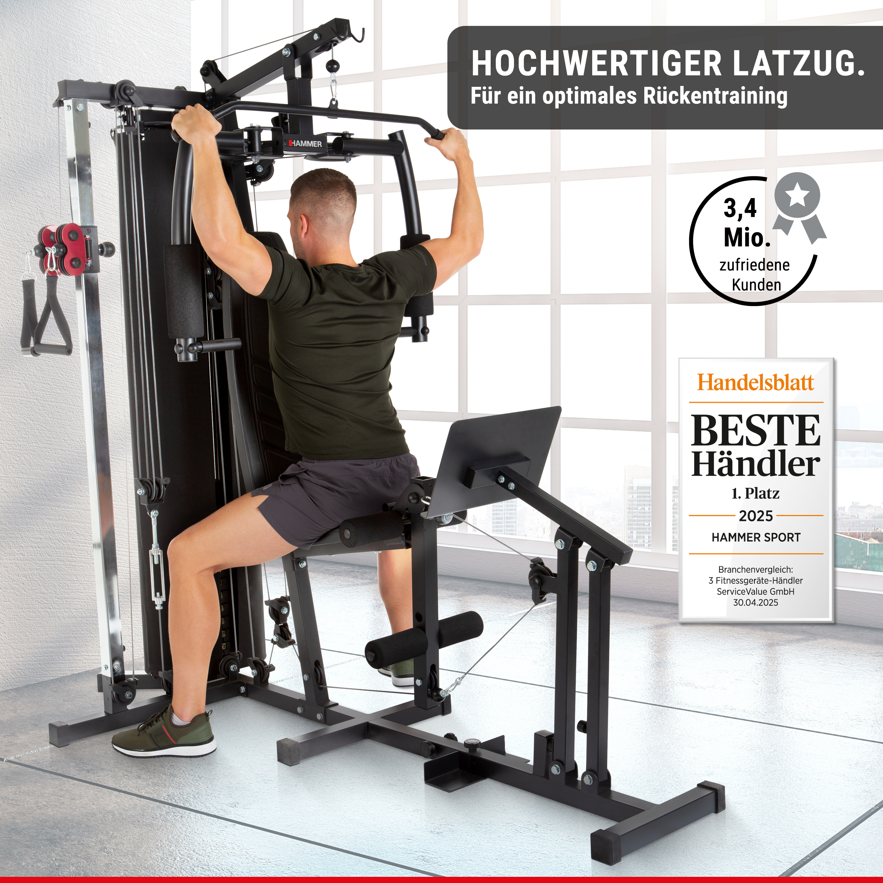 Ein Mann trainiert an einer schwarzen Latzug-Kraftstation vor einem Fenster.