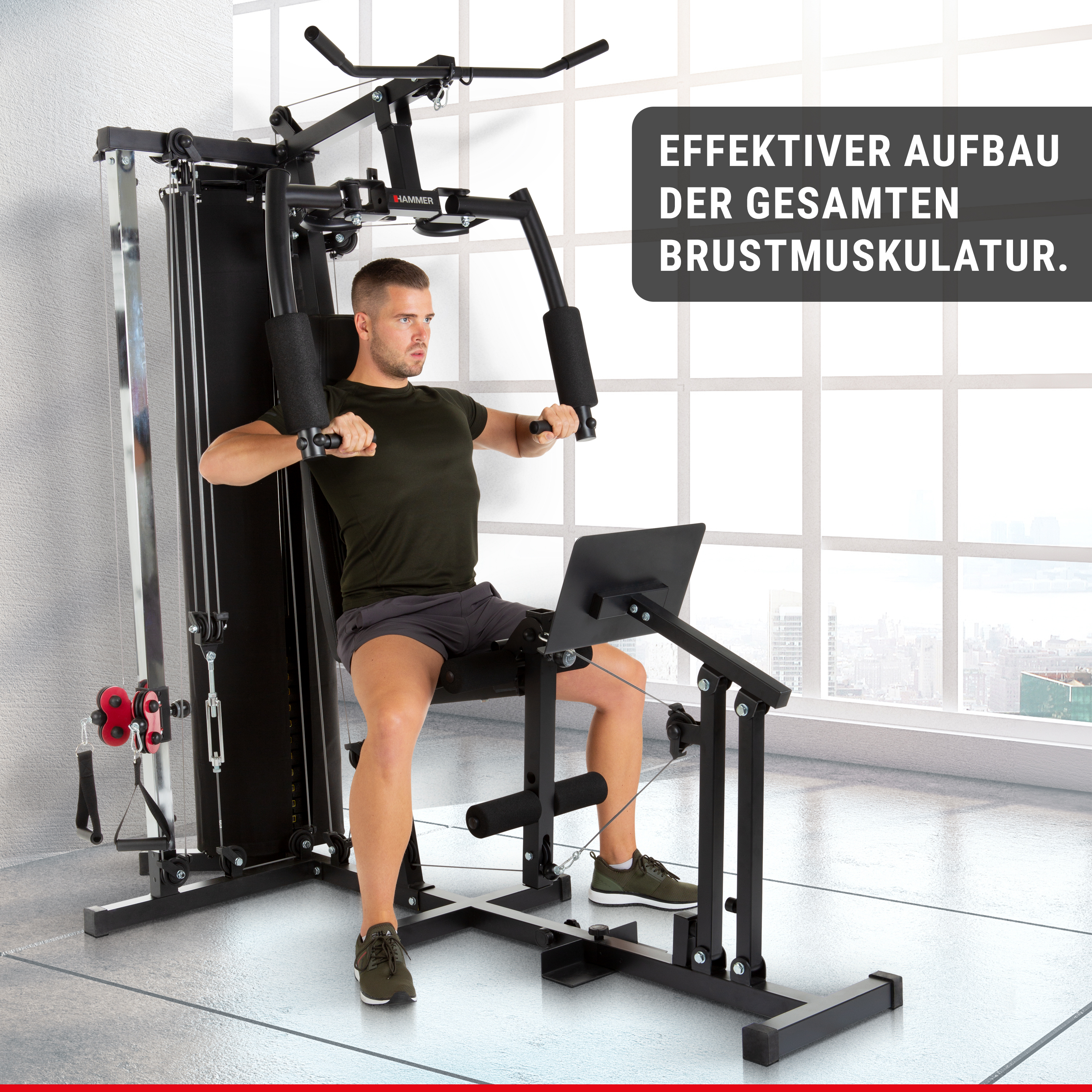 Ein Mann sitzt an einer schwarzen Kraftstation und trainiert seine Brustmuskulatur in einem hellen Raum.