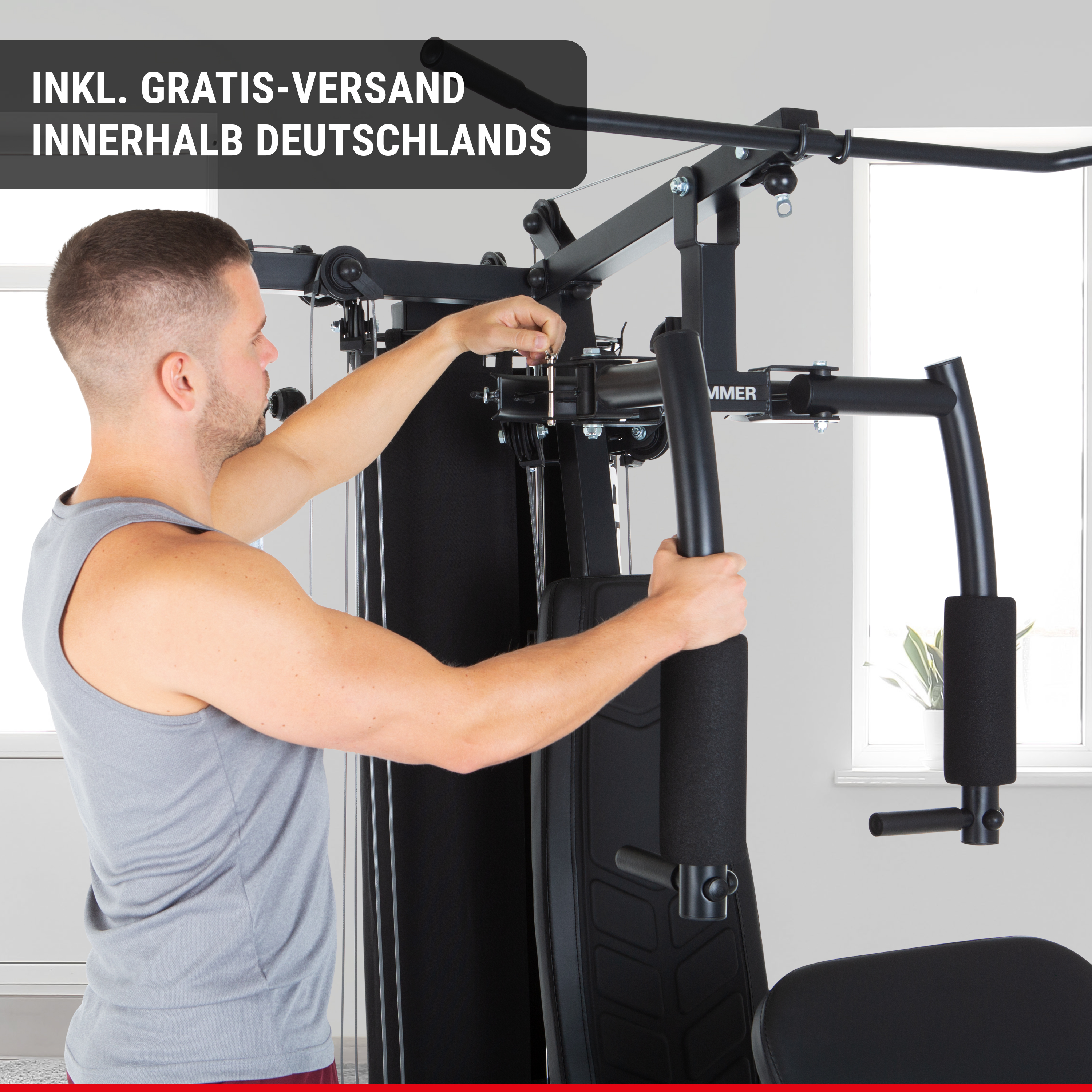 Ein Mann im grauen Tanktop stellt den Stift an einer schwarzen Kraftstation ein.