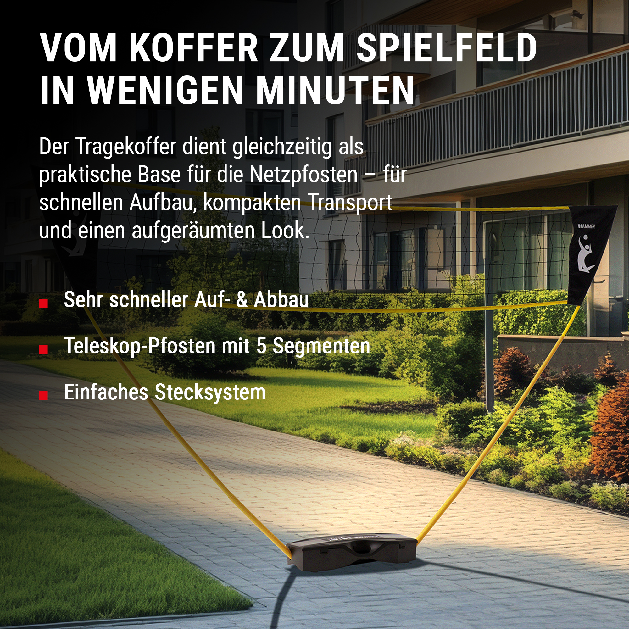 Ein tragbares Volleyballnetz auf einem Gehweg vor einem Wohngebäude, mit Text und Produktmerkmalen.