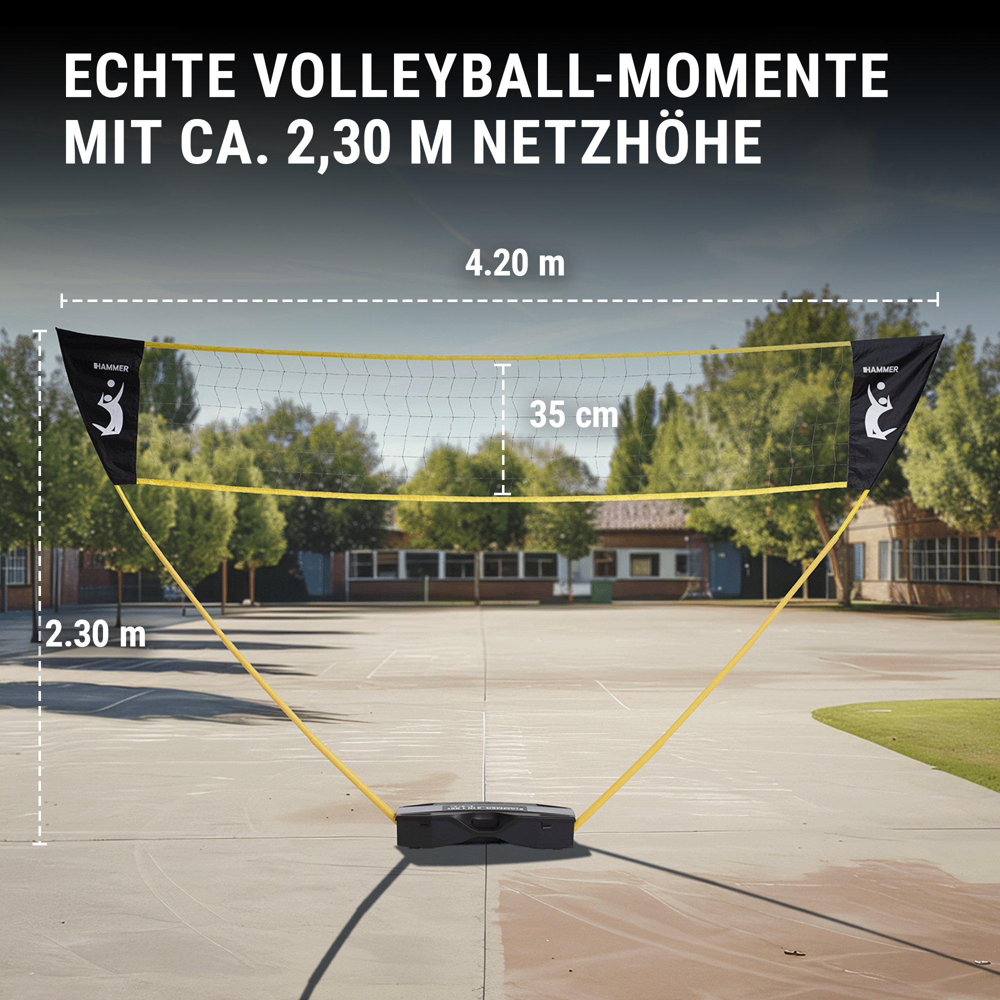 Ein Volleyballnetz steht auf einem Betonplatz, mit Maßangaben für 4,20 m Breite und 2,30 m Höhe.