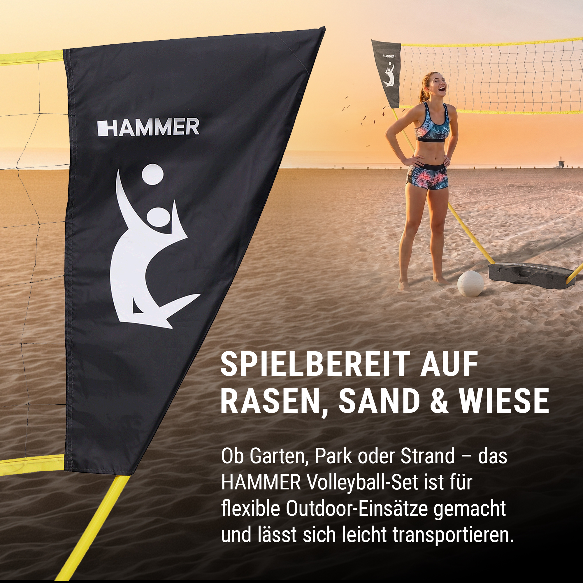 Eine Frau in Sportkleidung steht am Strand neben einem Volleyballnetz mit Hammer-Logo bei Sonnenuntergang.