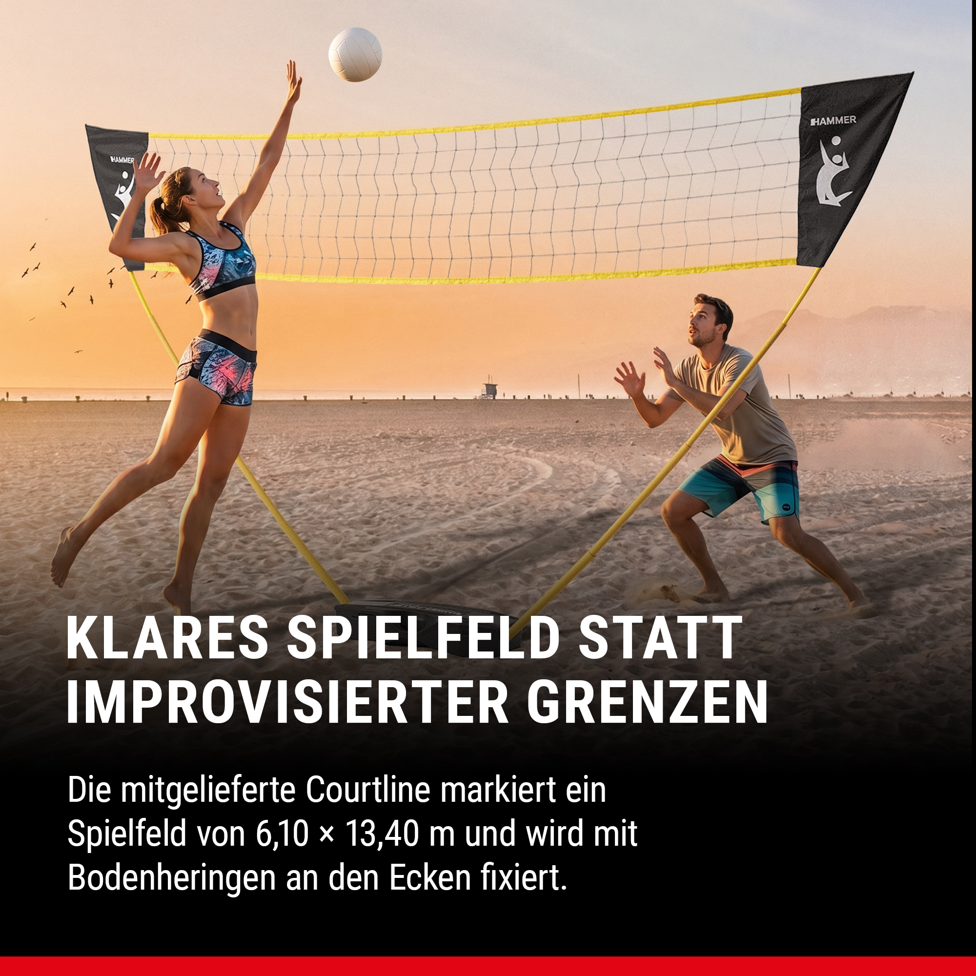 Zwei Personen spielen bei Sonnenuntergang Beachvolleyball mit einem Hammer-Netz am Strand.
