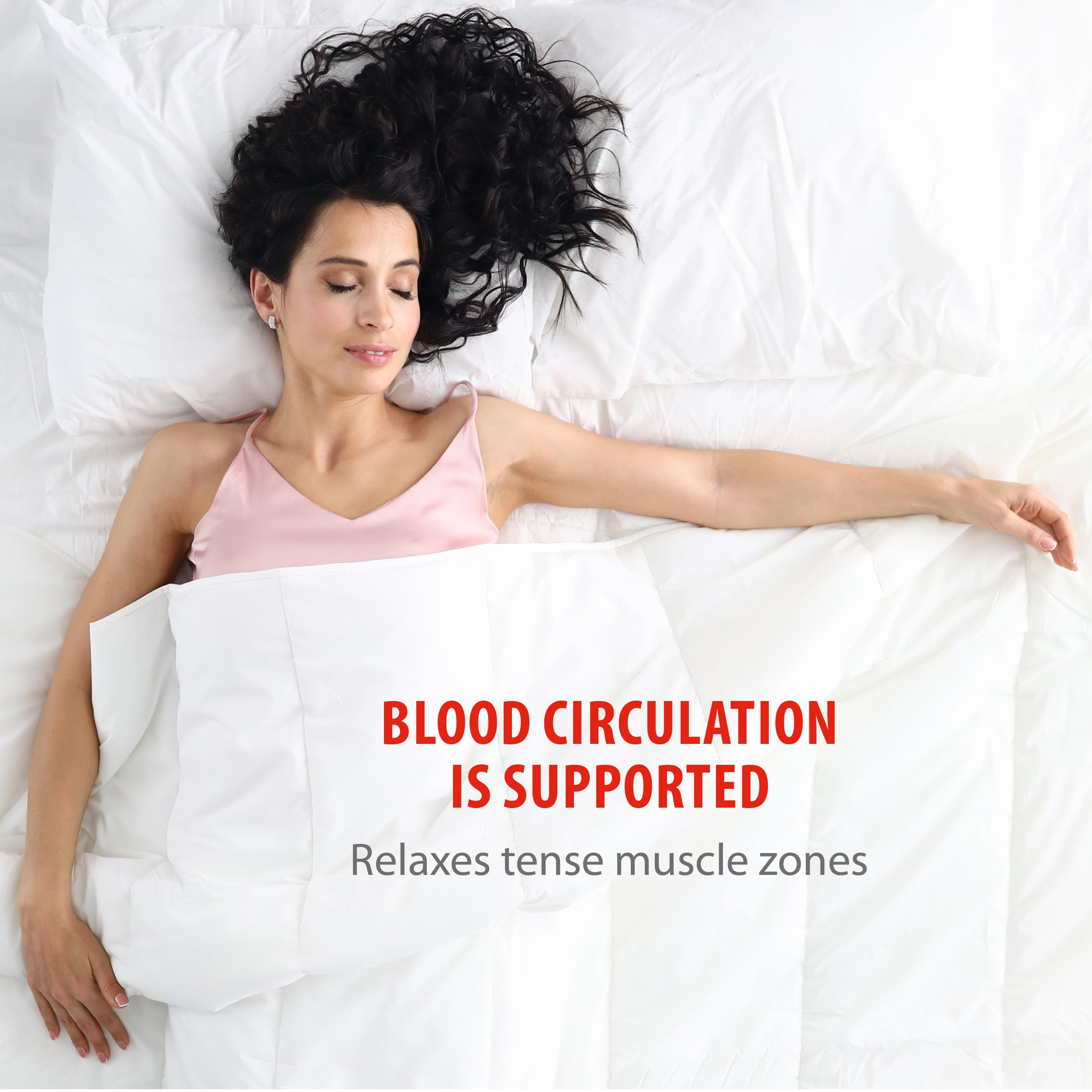 Frau mit dunklem Haar schläft friedlich in weißem Bett. Text lautet: Blood circulation is supported.