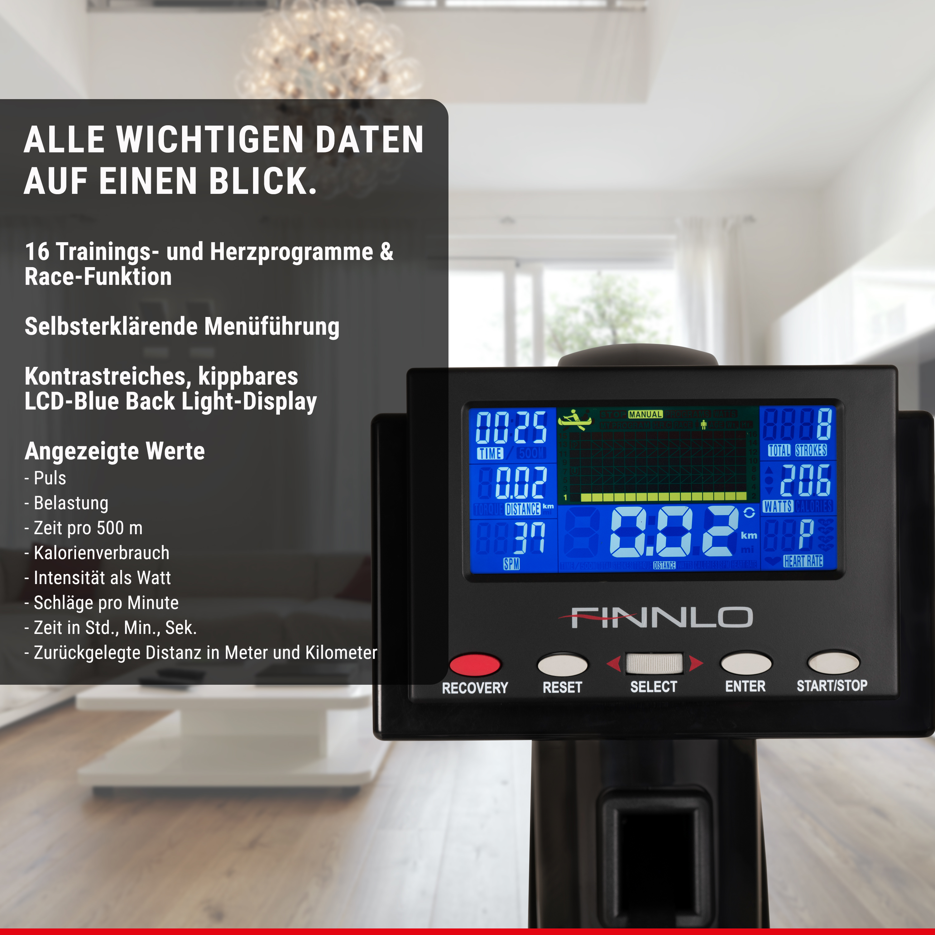 Finnlo-Rudergerät-Display mit blauer LCD-Hintergrundbeleuchtung vor einem Wohnzimmer.