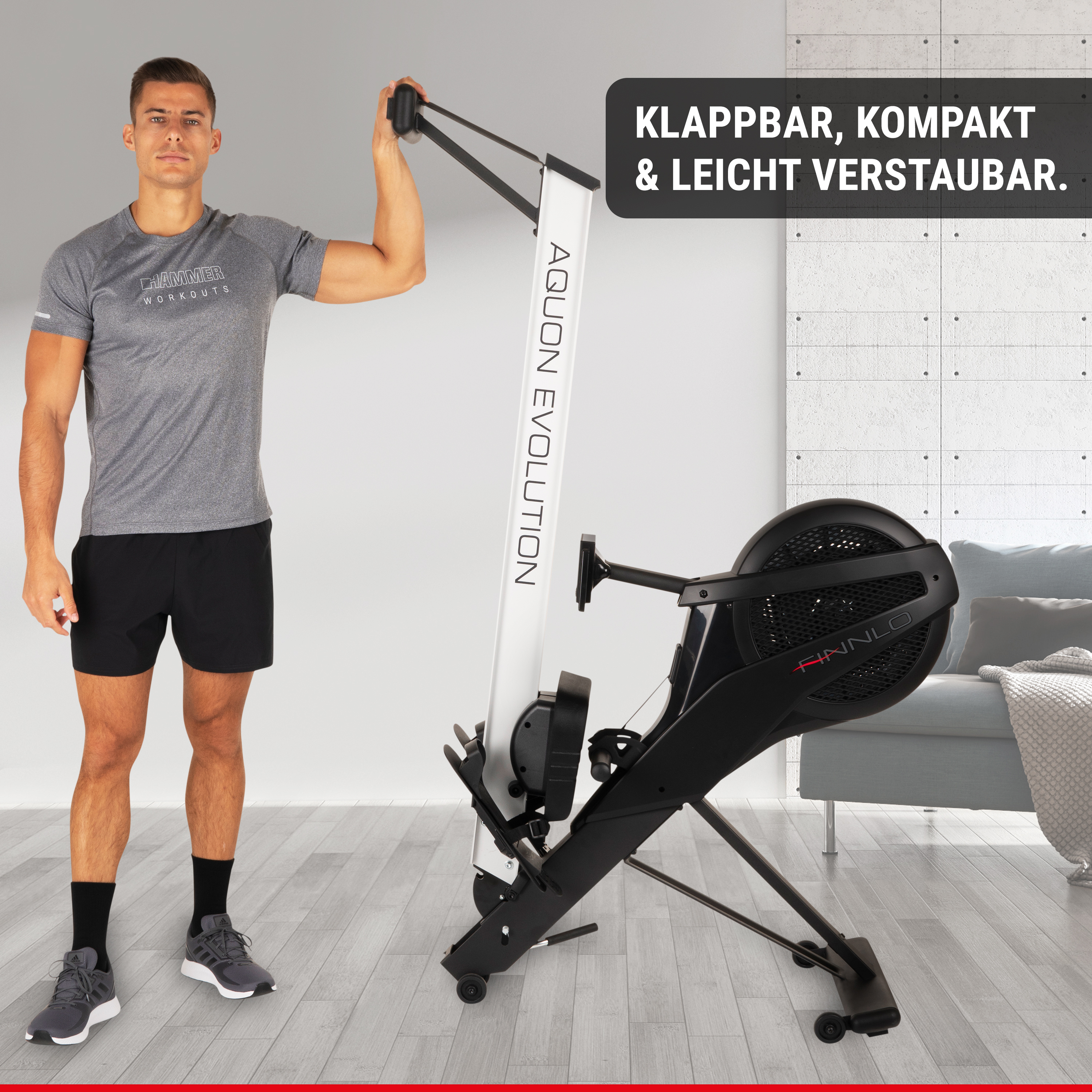 Ein Mann steht neben einem kompakten, zusammengeklappten Aquon Evolution Rudergerät.